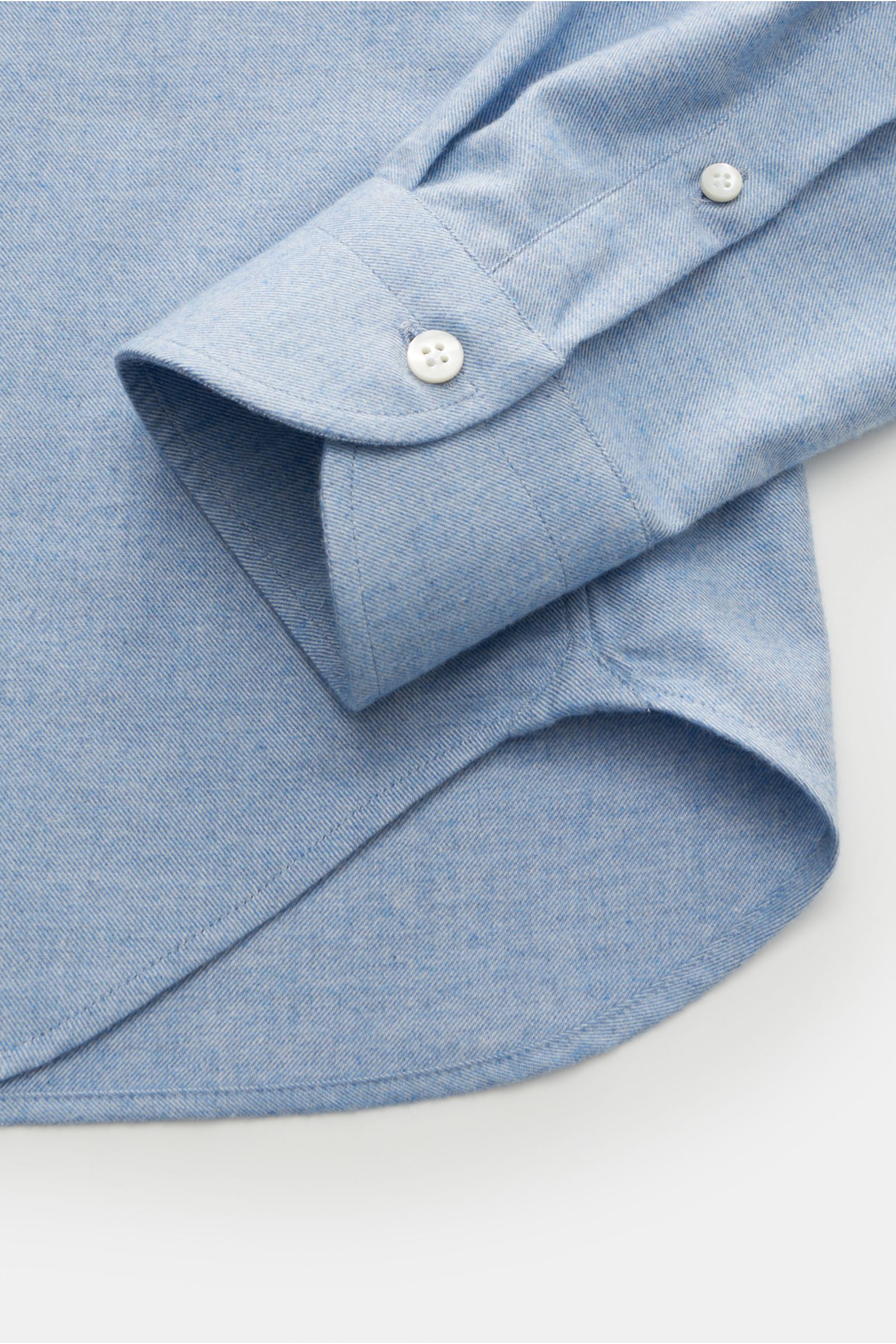 Detailaufnahme des Guglielminotti Flanellhemd Haifisch-Kragen rauchblau von unten mit weichem Griff, Slim Fit, französischer Knopfleiste, klassischer Sportmanschette, rückwärtigen Taillenabnähern und gerundetem Saumverlauf aus Baumwolle und Cashmere.