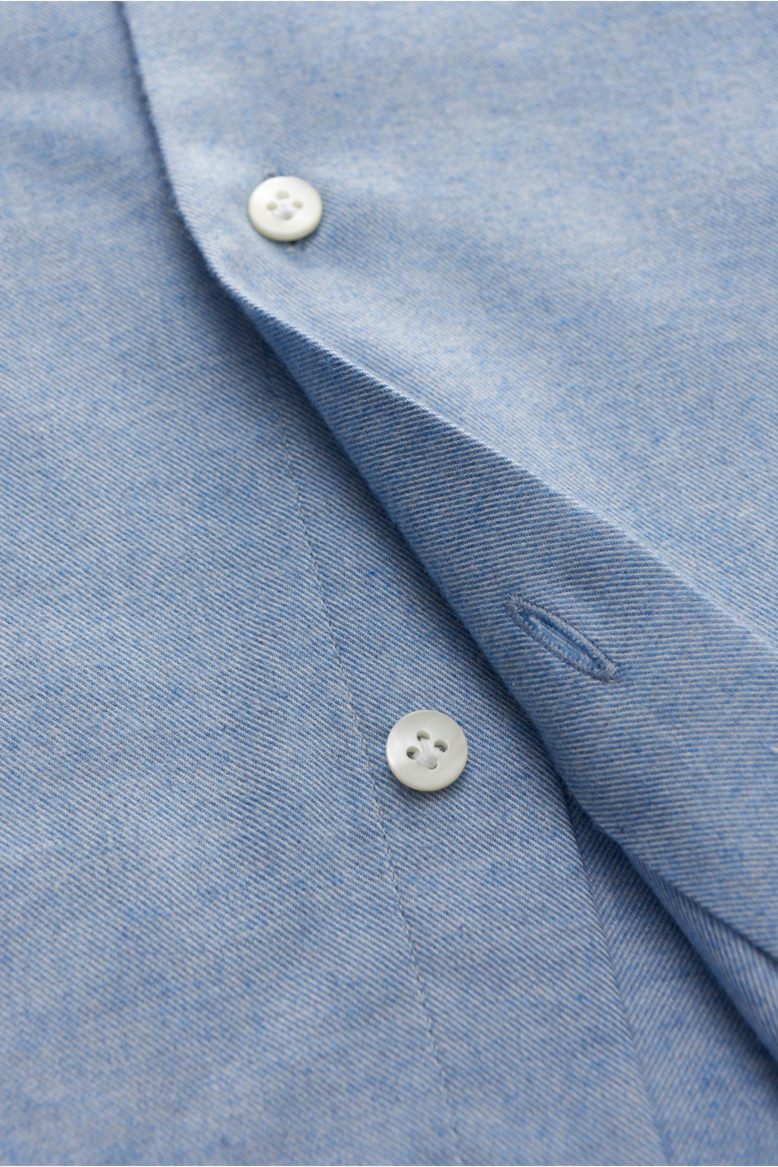 Guglielminotti Flanellhemd Haifisch-Kragen rauchblau, Nahaufnahme der frontalen Knopfleiste aus weichem Flanell aus Baumwolle und Cashmere, Slim Fit, französische Knopfleiste, klassische Sportmanschette, rückwärtige Taillenabnäher, gerundeter Saumverlauf.