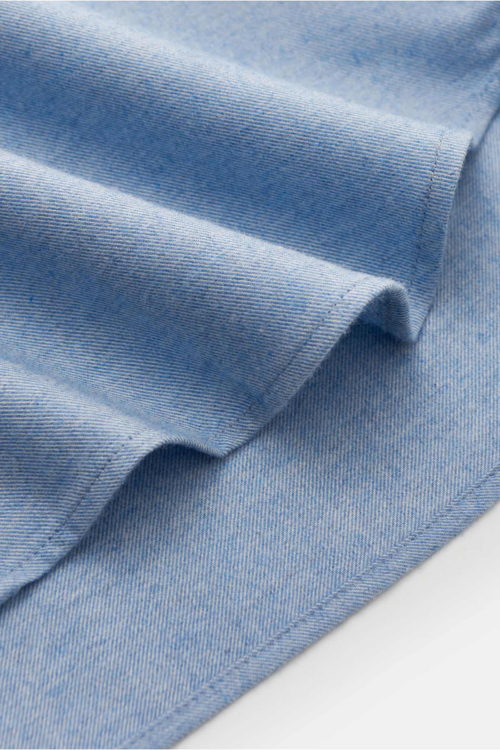 Guglielminotti Flanellhemd Haifisch-Kragen rauchblau, Detailaufnahme der weichen Baumwolle-Cashmere-Flanellstruktur, Slim Fit, französische Knopfleiste, klassische Sportmanschette, rückwärtige Taillenabnäher und gerundeter Saum.