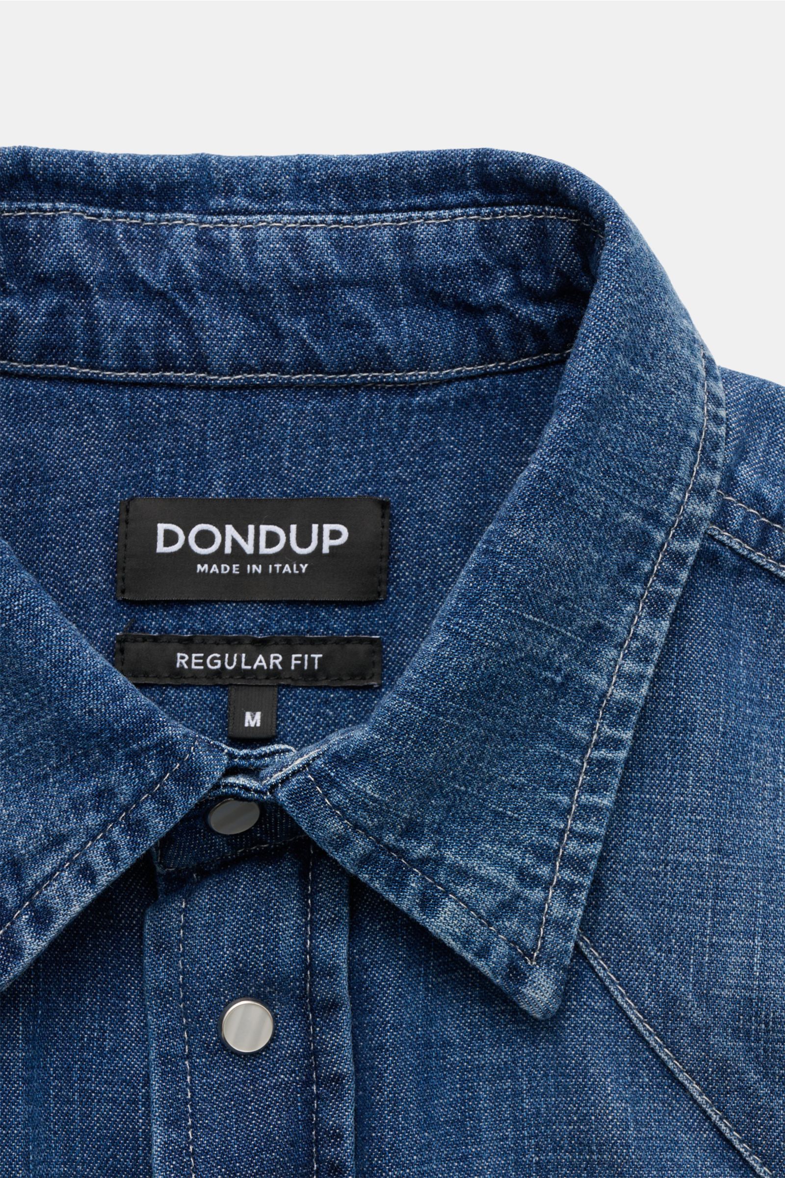 Dondup Jeanshemd 'Camicia' Kent-Kragen blau, Nahaufnahme von Kent-Kragen und Knopfleiste, Denim, Regular Fit, reine Baumwolle, weicher Griff, Western-Look.