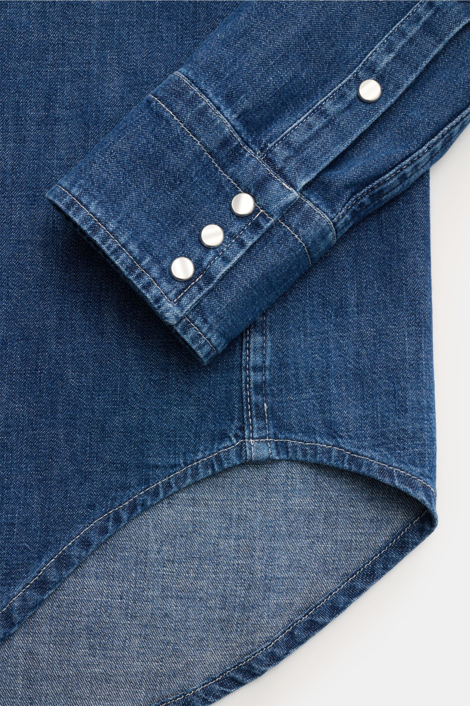 Dondup Jeanshemd 'Camicia' Kent-Kragen blau, Detailaufnahme von Ärmel mit Druckknöpfen, geschwungene Rückenpasse, gerundeter Saum, reine Baumwolle, Regular Fit.