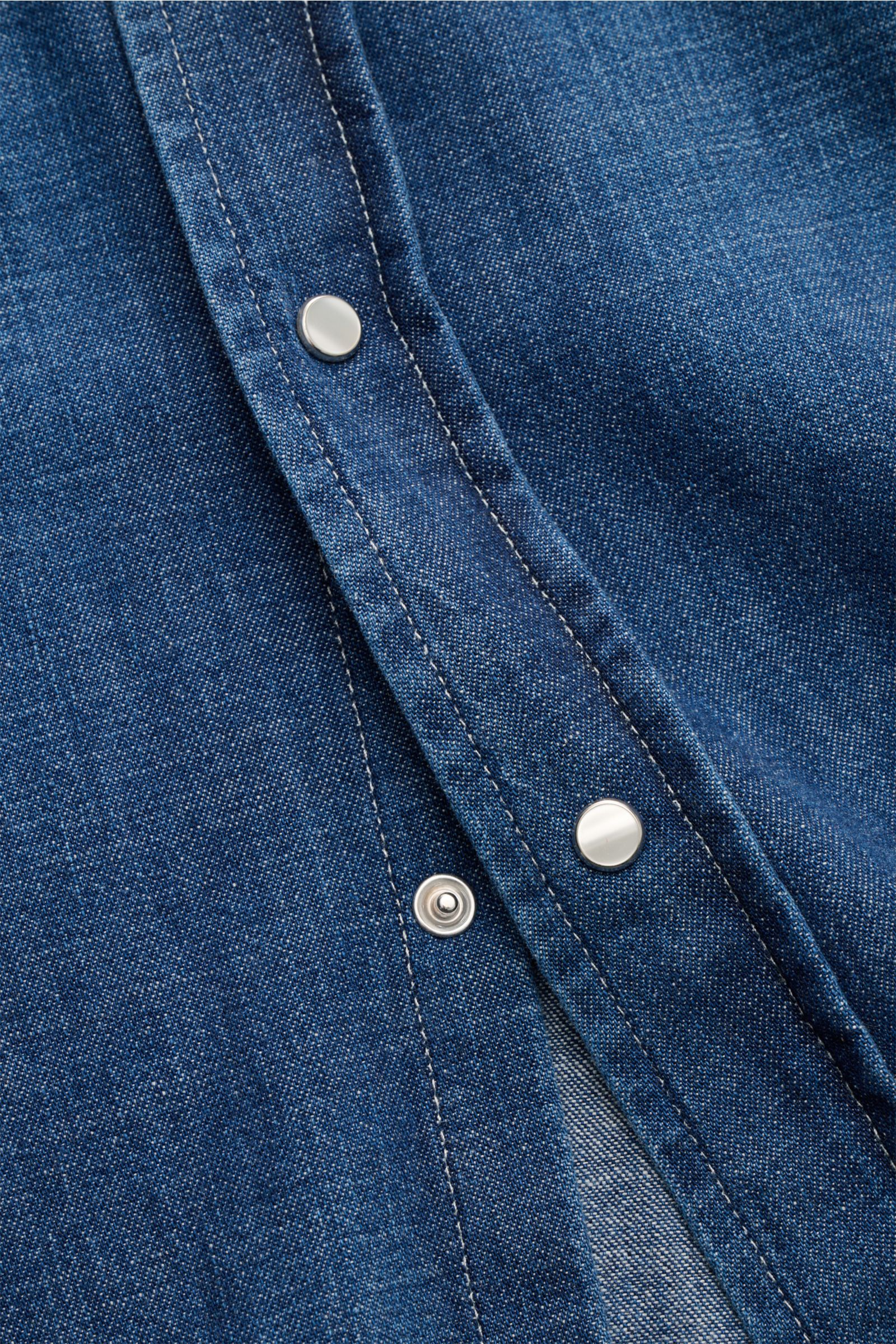 Nahaufnahme des blauen Dondup Jeanshemds 'Camicia' Kent-Kragen mit Regular Fit, weichem Baumwollstoff und silbernen Druckknöpfen.