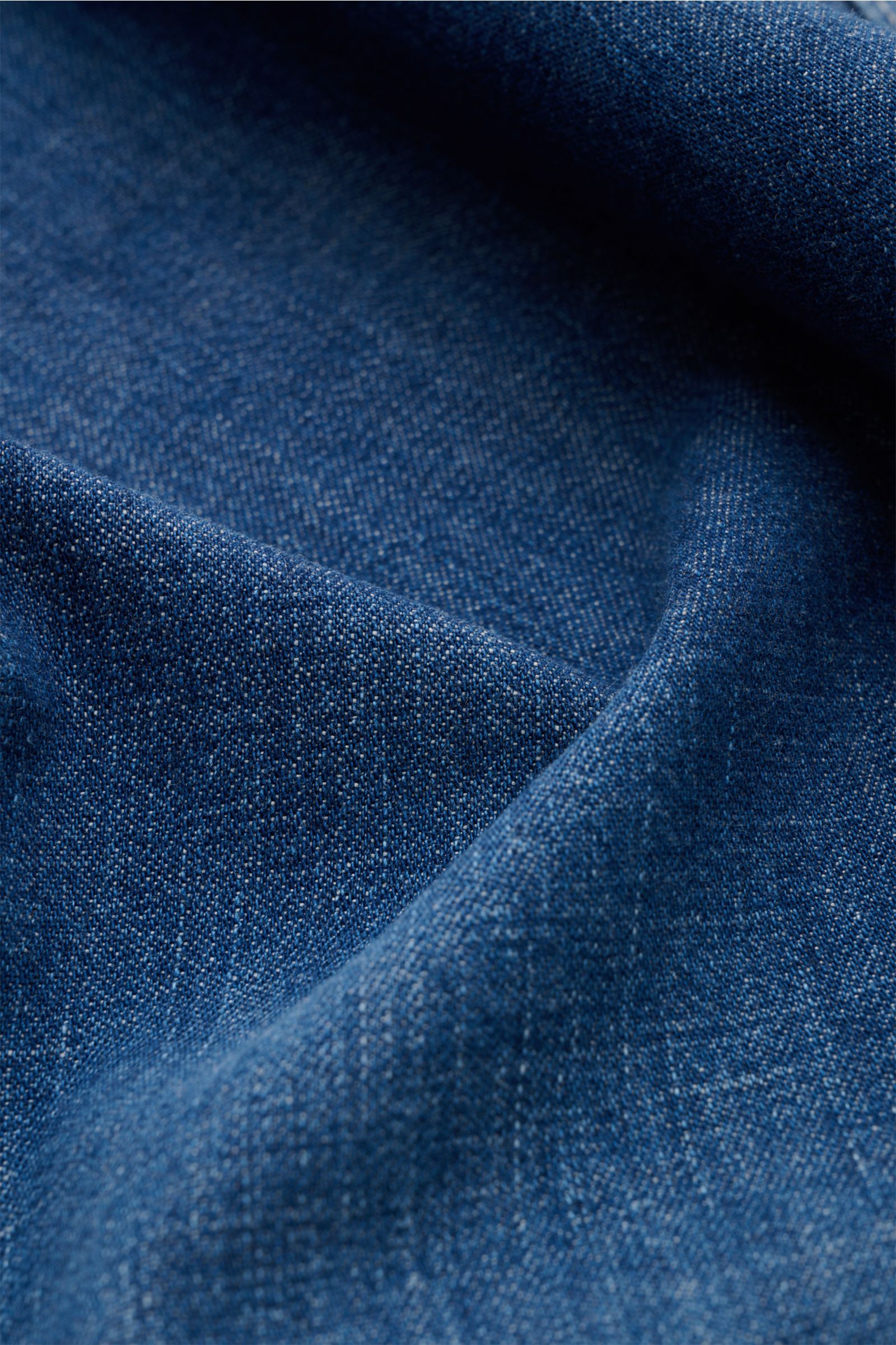 Nahaufnahme des weichen, blauen Denim-Stoffs des Dondup Jeanshemd 'Camicia' Kent-Kragen blau mit charakteristischem Gewebe und Falten.