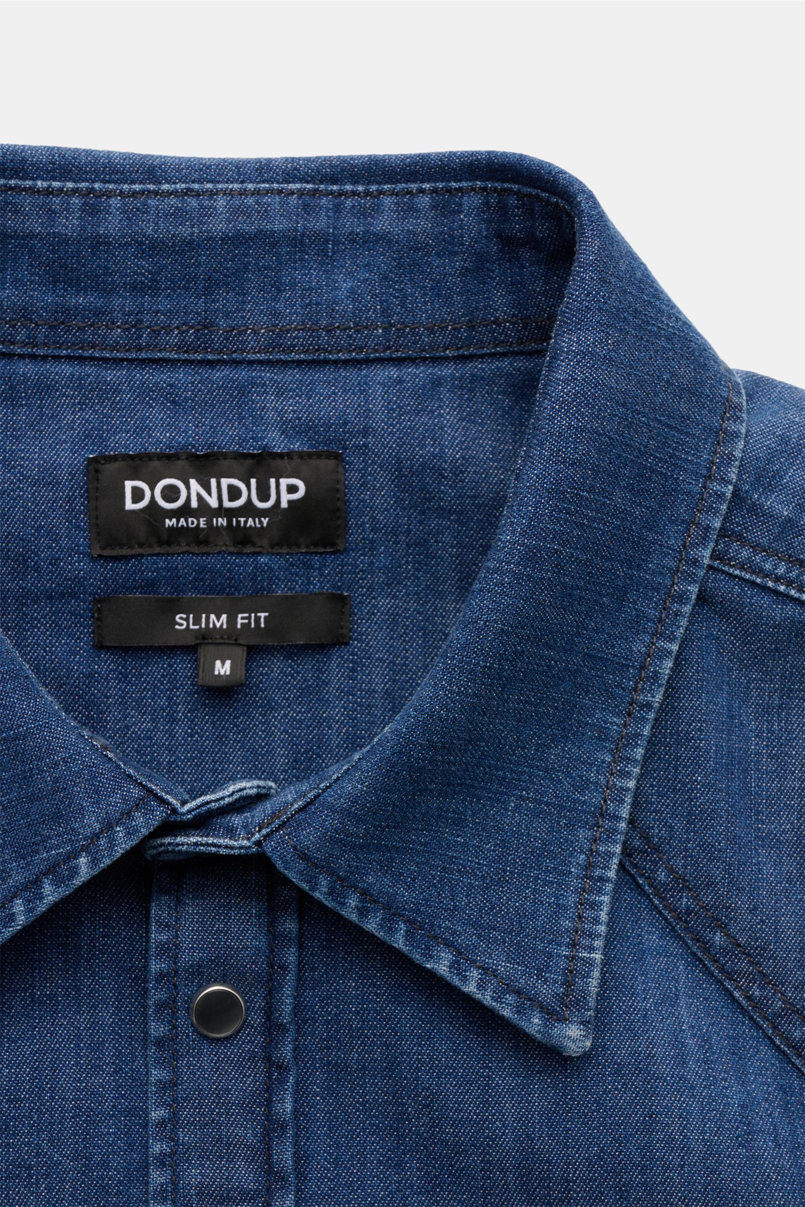 Close-up front view of Dondup Jeanshemd 'Camicia' Kent-Kragen blau denim shirt collar, slim fit, elastic cotton, soft touch, Western-style yoke. Modernes Denim Statement: Das Jeanshemd von DONDUP präsentiert einen Klassiker in edler, moderner Ausführung –