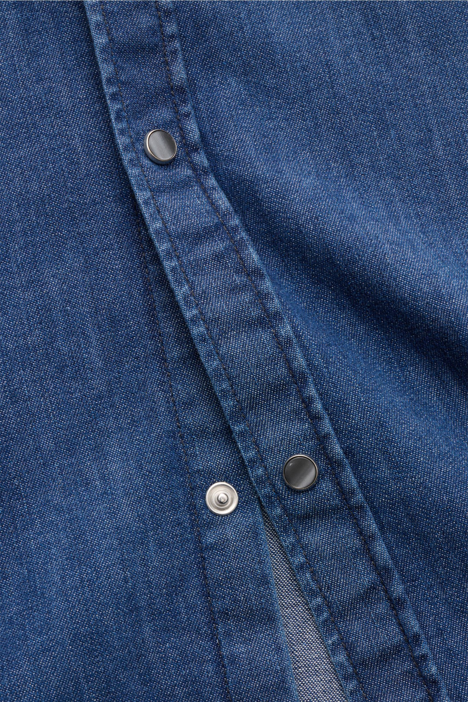 Close-up front view of Dondup Jeanshemd 'Camicia' Kent-Kragen blau, showing elastic cotton fabric, soft touch, slim fit, Kent collar, snap button placket. Modern denim statement with Western-style yoke, classic sport cuffs, chest pockets with flaps, back 