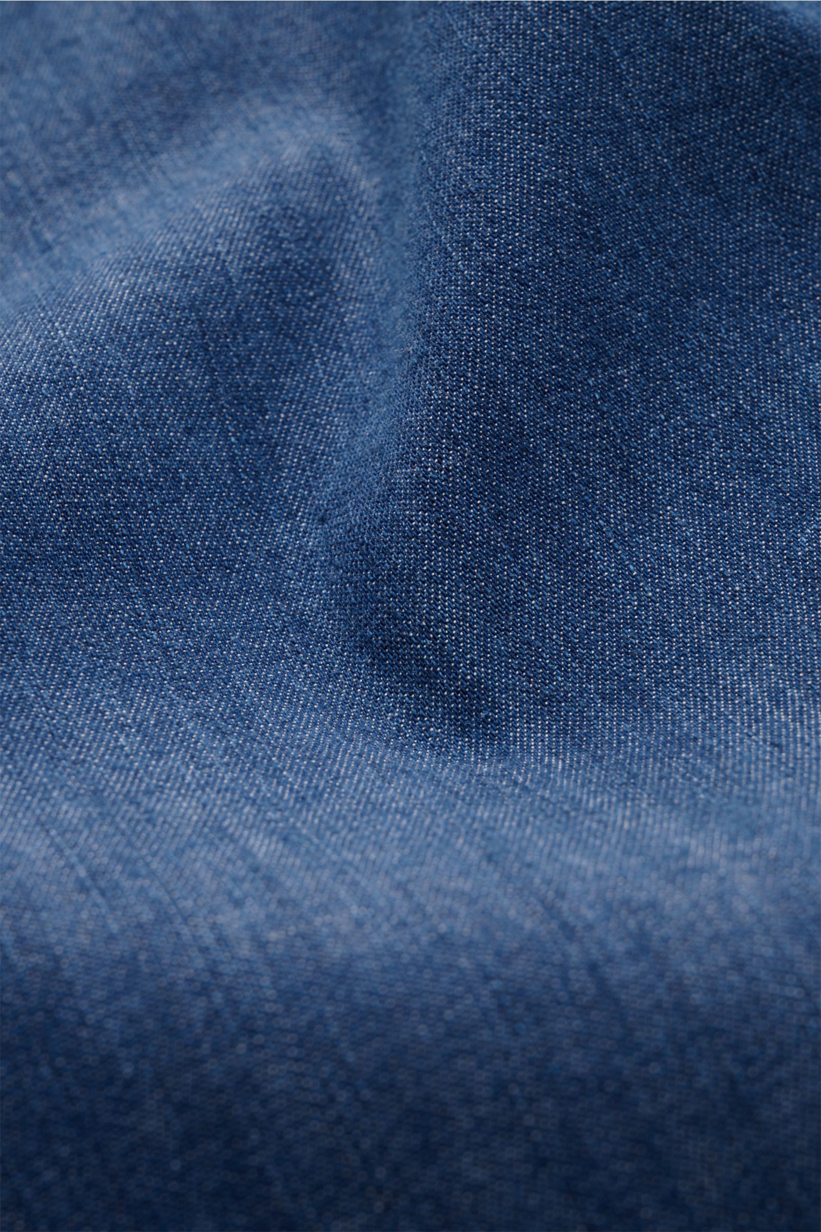 Close-up front view of Dondup Jeanshemd 'Camicia' Kent-Kragen blau showing modern denim fabric texture with elastic cotton, soft touch, slim fit, Kent collar, button placket, chest pockets with flaps, classic sport cuffs, Western-style shoulder yoke, back