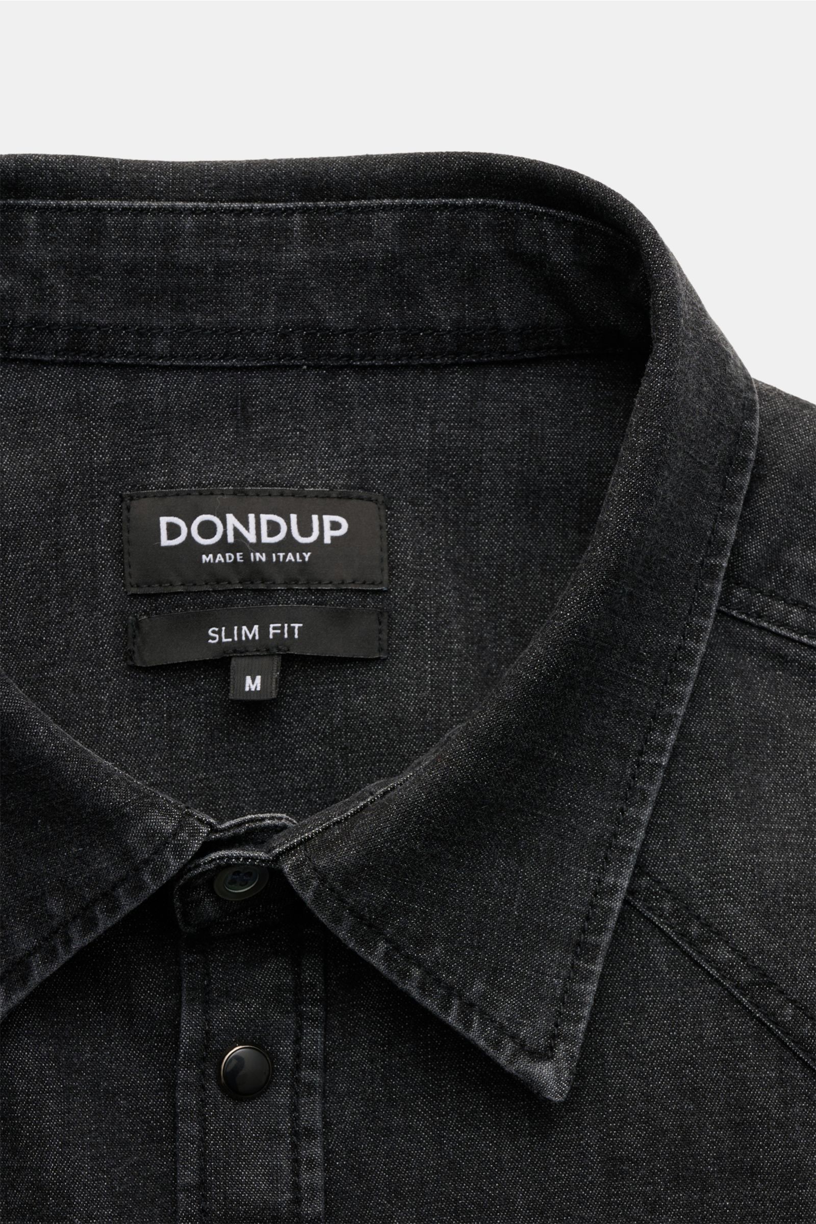 Close-up front view of Dondup Jeanshemd 'Camicia' Kent-Kragen dunkelgrau, a slim fit dark grey denim shirt with Kent collar, soft cotton blend fabric, Western-style shoulder yoke, and button placket. Modernes Denim Statement: Das Jeanshemd von DONDUP präs