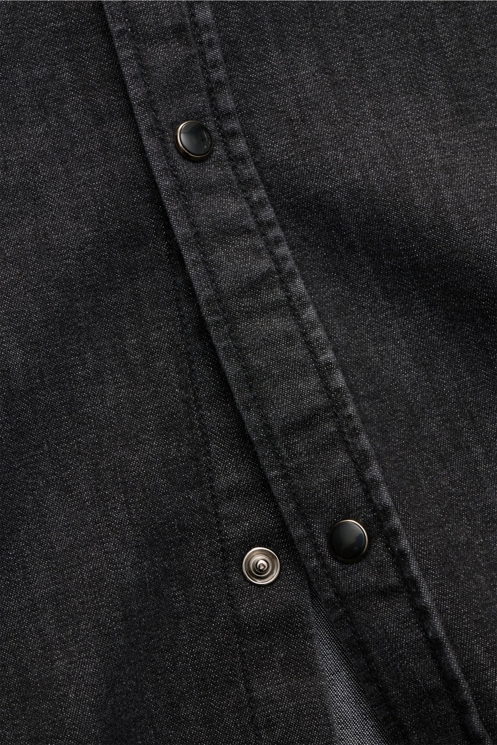Close-up front view of Dondup Jeanshemd 'Camicia' Kent-Kragen dunkelgrau showing dark gray denim fabric with snap button closure.  
Modernes Denim Statement: Das Jeanshemd von DONDUP präsentiert einen Klassiker in edler, moderner Ausführung – ein viels