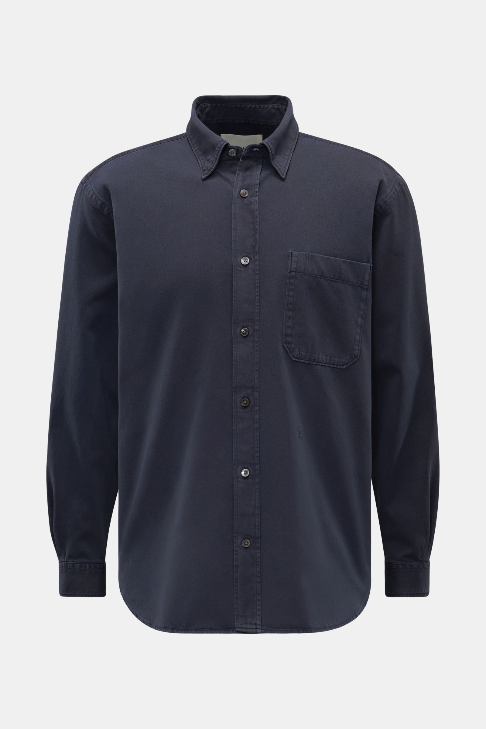 Geschlossenes Jeanshemd schmaler Kragen anthrazit, frontale Perspektive, Oversized Fit, reine Baumwolle, Perlmuttknöpfe, Brusttasche, gerundeter Saum.