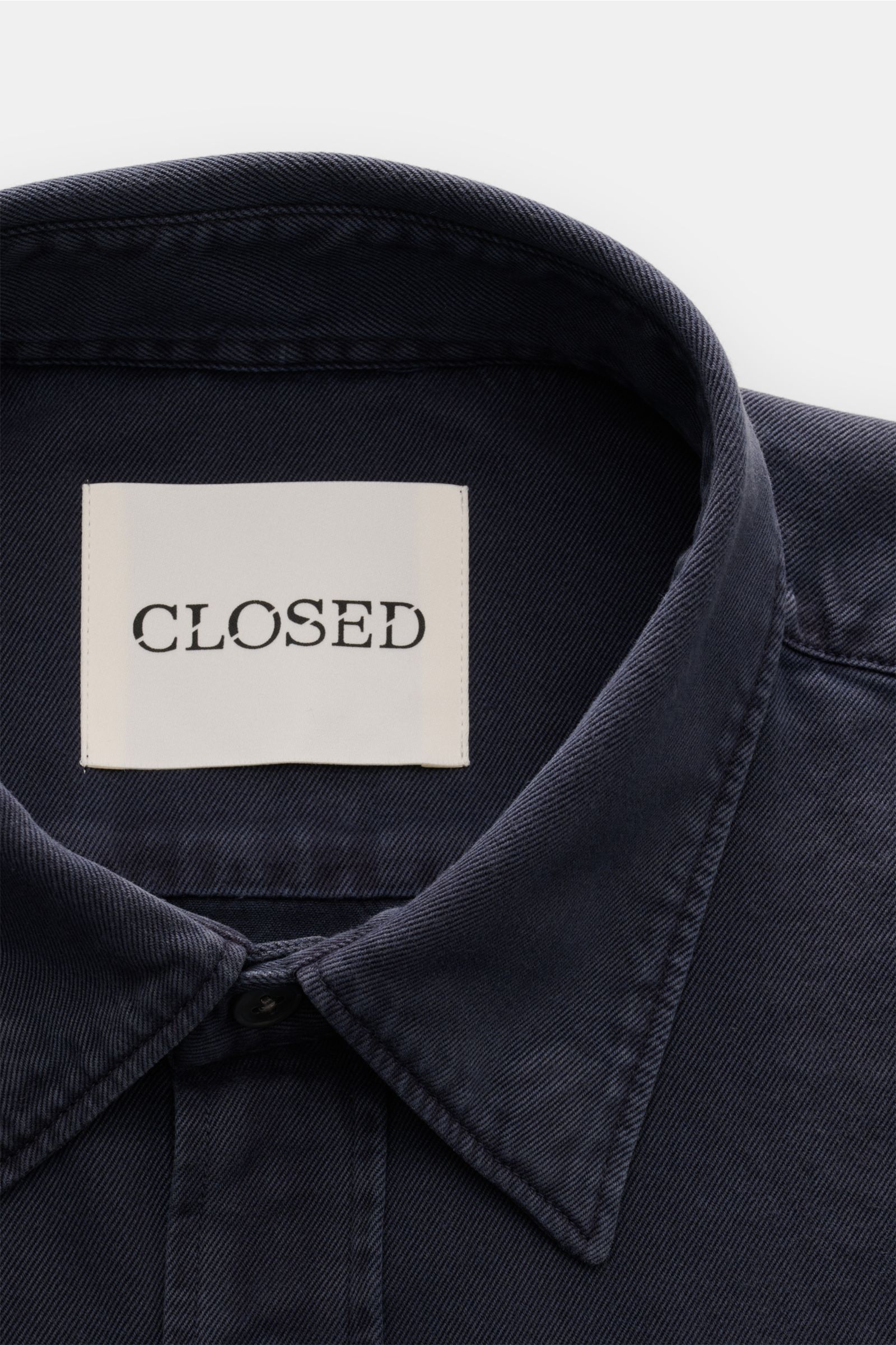 Closed Jeanshemd schmaler Kragen anthrazit aus Twill-Baumwolle, Oversized Fit, Perlmuttknöpfe, schmaler Kragen, Detailfoto von oben.