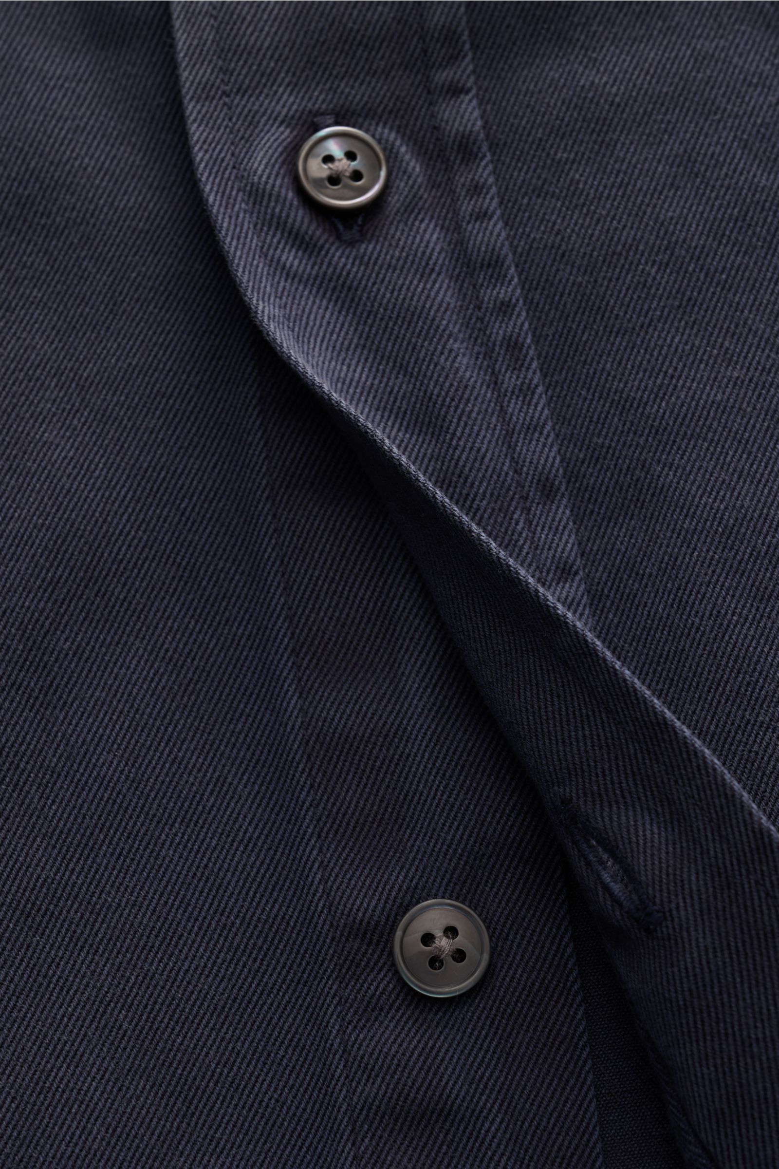 Nahaufnahme des Closed Jeanshemds schmaler Kragen anthrazit aus reiner Baumwolle mit Perlmuttknöpfen und Twillstruktur.