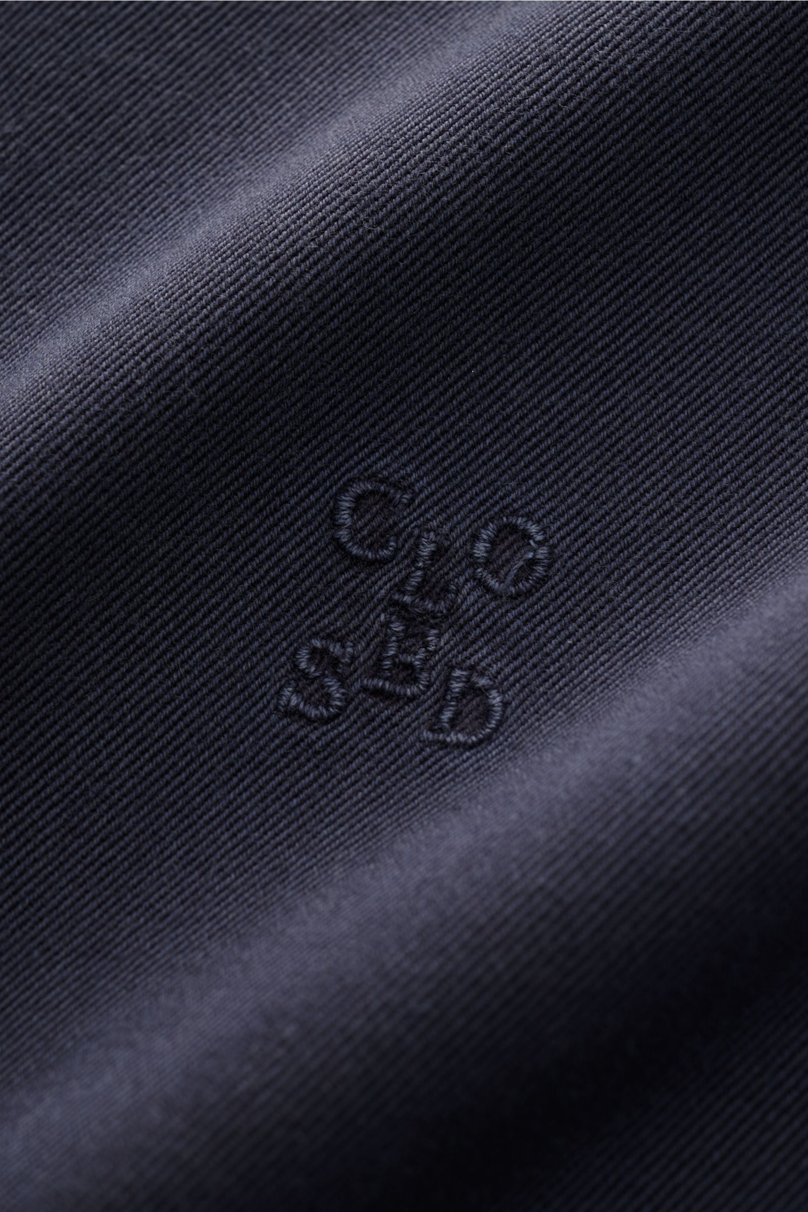 Nahaufnahme des Closed Jeanshemds schmaler Kragen anthrazit mit tonaler Logo-Stickerei auf reiner Baumwoll-Twillstruktur.