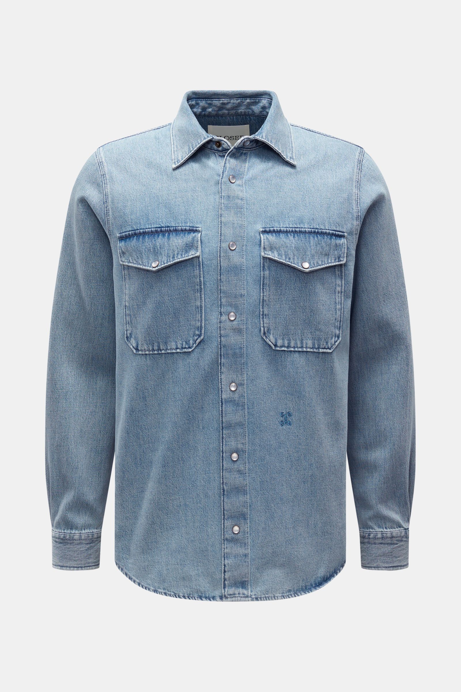 Closed Jeanshemd Kent-Kragen rauchblau in Frontansicht, aus reiner Baumwolle mit Brusttaschen, Perlmutt-Druckknöpfen, Regular Fit und gerundetem Saum.