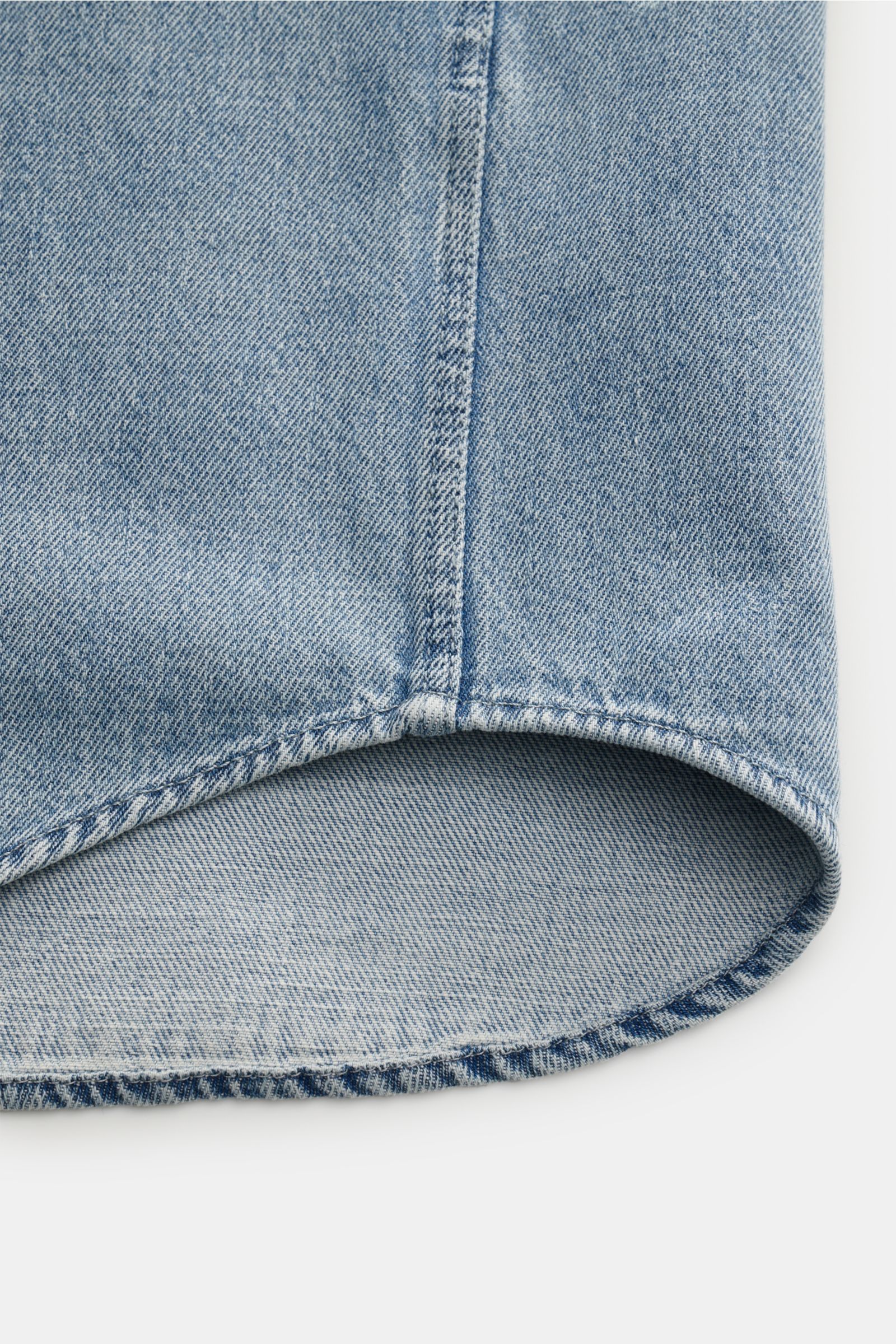 Geschwungener Saum des Closed Jeanshemd Kent-Kragen rauchblau aus reiner Baumwolle, Detailaufnahme von unten, Regular Fit, tonale Stickerei.