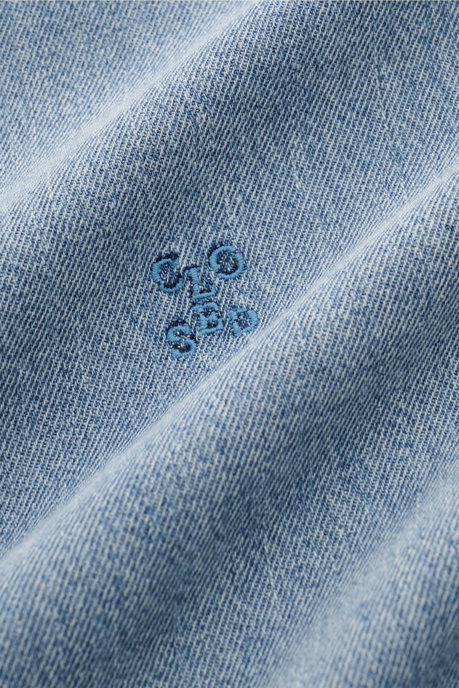 Closed Jeanshemd Kent-Kragen rauchblau aus reiner Baumwolle mit tonaler Logo-Stickerei, Detailaufnahme des Stoffes und Nahtstruktur.