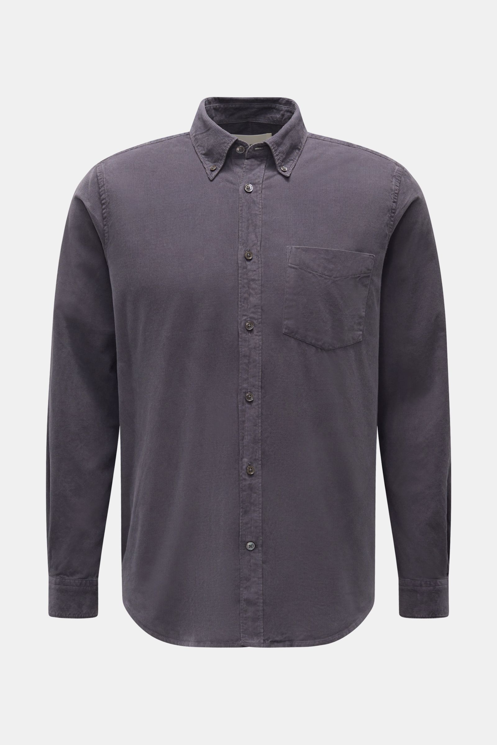 Front view of Closed Cordhemd Button-Down-Kragen dunkelgrau, a dark grey fine corduroy shirt with button-down collar, pearl buttons, chest pocket, and rounded hem. Perfect for fall, this garment-dyed, soft cotton shirt features regular fit, tonal stitchin