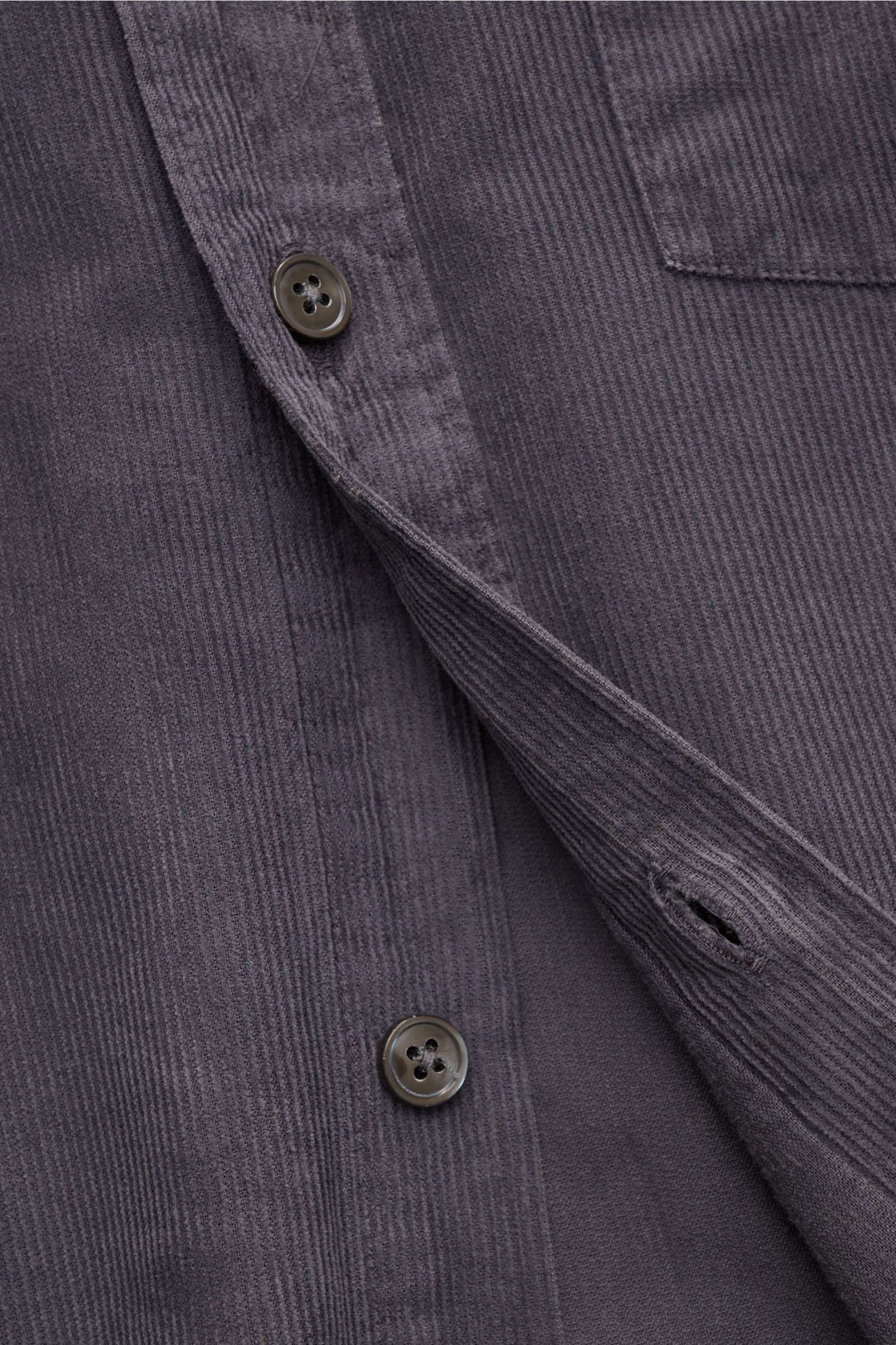 Close-up front view of the Closed Cordhemd Button-Down-Kragen dunkelgrau showing dark gray fine cord fabric, buttons, and stitching. Perfekt für den Herbst: Das stückgefärbte Feincord-Hemd von CLOSED verbindet warmen, soften Cordstoff mit einer moderne