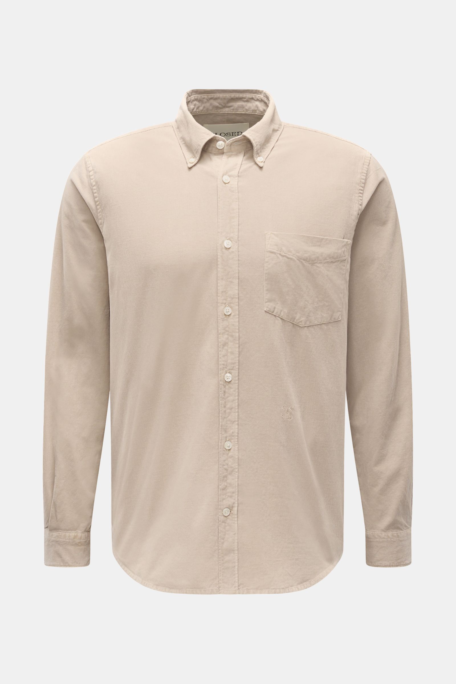 Front view of Closed Cordhemd Button-Down-Kragen beige, a garment-dyed fine cotton cord shirt with button-down collar, pearl buttons, chest pocket, soft texture, regular fit, tonal stitching, classic sport cuffs, back yoke with hanger and pleat, rounded h