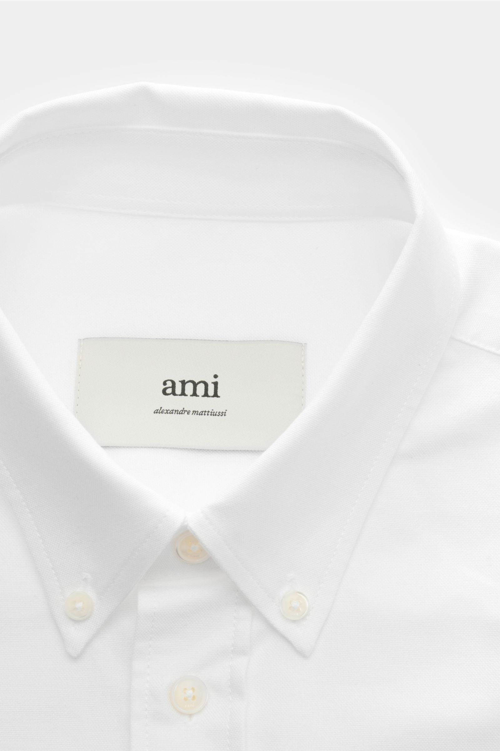 Nahaufnahme von Ami Paris Oxford-Hemd Button-Down-Kragen weiß, sportlich-lässig im Oversize-Fit aus reiner Baumwolle mit strukturierter Oberfläche.