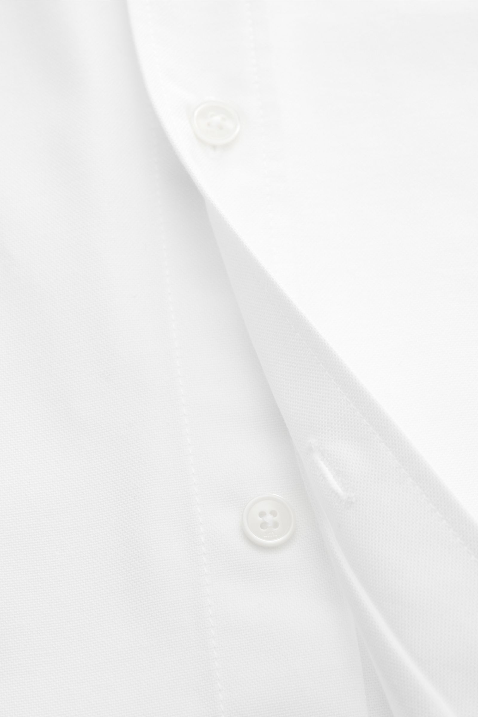 Ami Paris Oxford-Hemd Button-Down-Kragen weiß, Nahaufnahme der Knopfleiste aus reiner Baumwolle im Oversized Fit, sportlich-lässig.