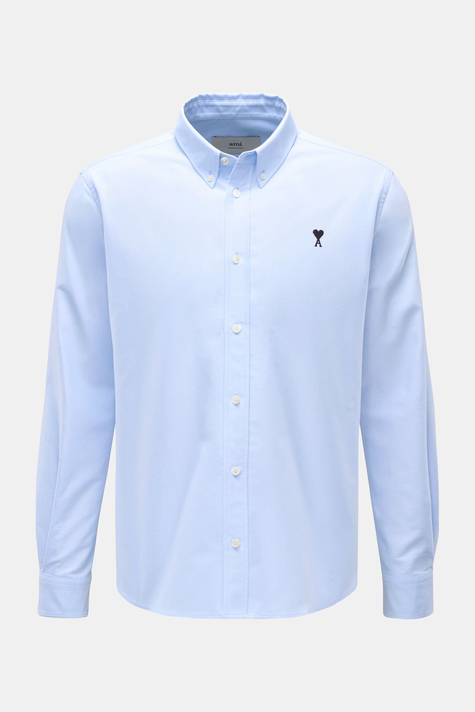 Vorderansicht des Ami Paris Oxford-Hemd Button-Down-Kragen hellblau aus reiner Baumwolle im Oversized Fit mit leichter Struktur, klassischer Sportmanschette, aufgesetzter Knopfleiste, rundem Saum und markentypischem Brust-Stick.