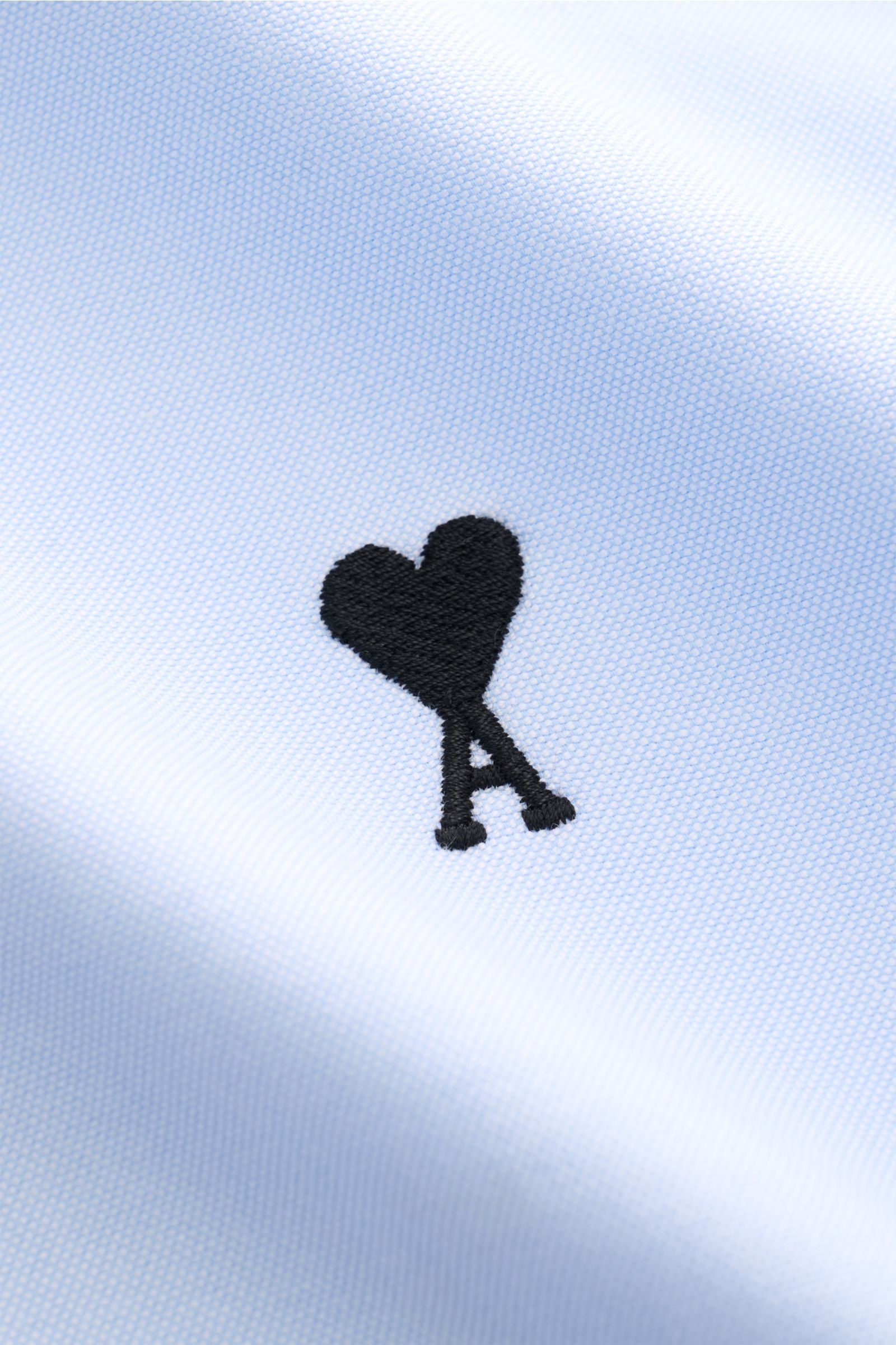 Ami Paris Oxford-Hemd Button-Down-Kragen hellblau in Nahaufnahme, reine Baumwolle, strukturierter Griff, markentypischer Stick, Oversized Fit.