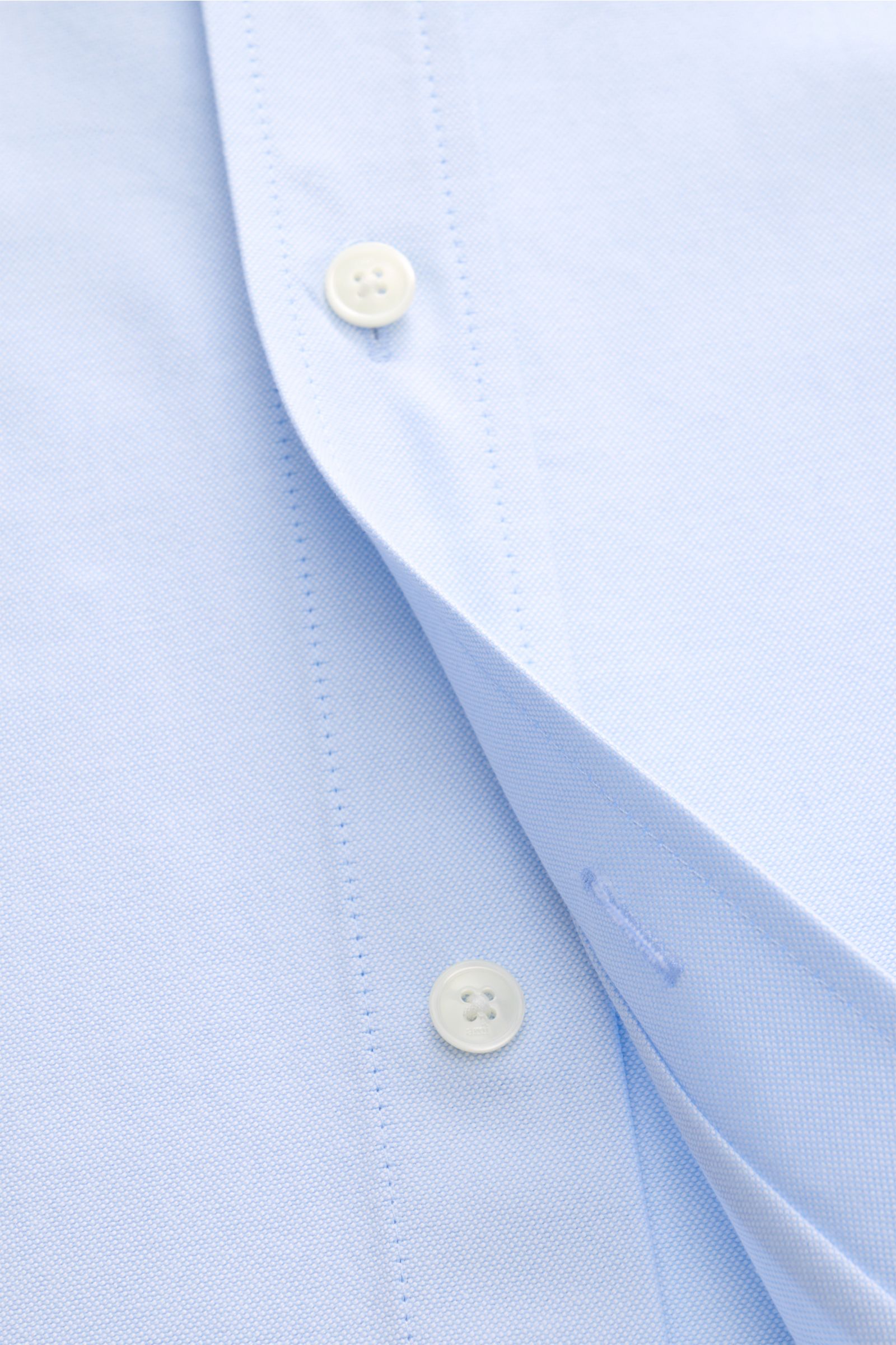 Ami Paris Oxford-Hemd Button-Down-Kragen hellblau in Nahaufnahme von vorne, aus reiner Baumwolle im Oversized Fit mit klassischer Knopfleiste.