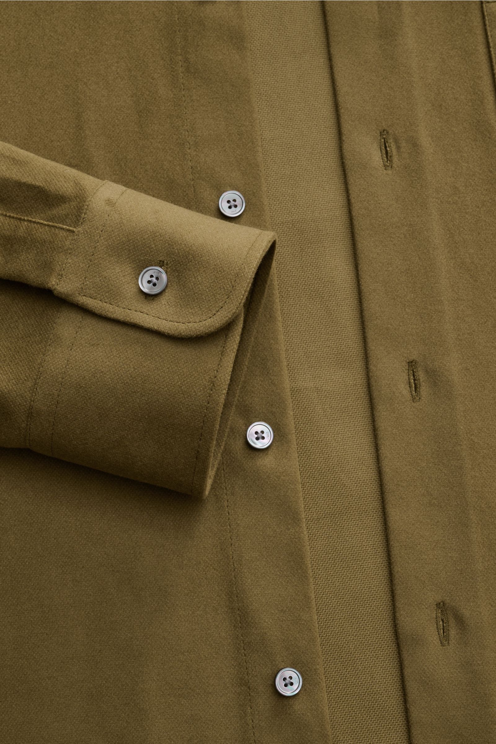 Close-up front view of Ami Paris Casual Hemd Kent-Kragen taupe, showing buttons and classic sports cuff in smooth pure cotton.

Description: Stilvoller Klassiker mit Liebe zum Detail: Dieses sportlich-lässige Hemd von AMI PARIS aus reiner Baumwolle mit