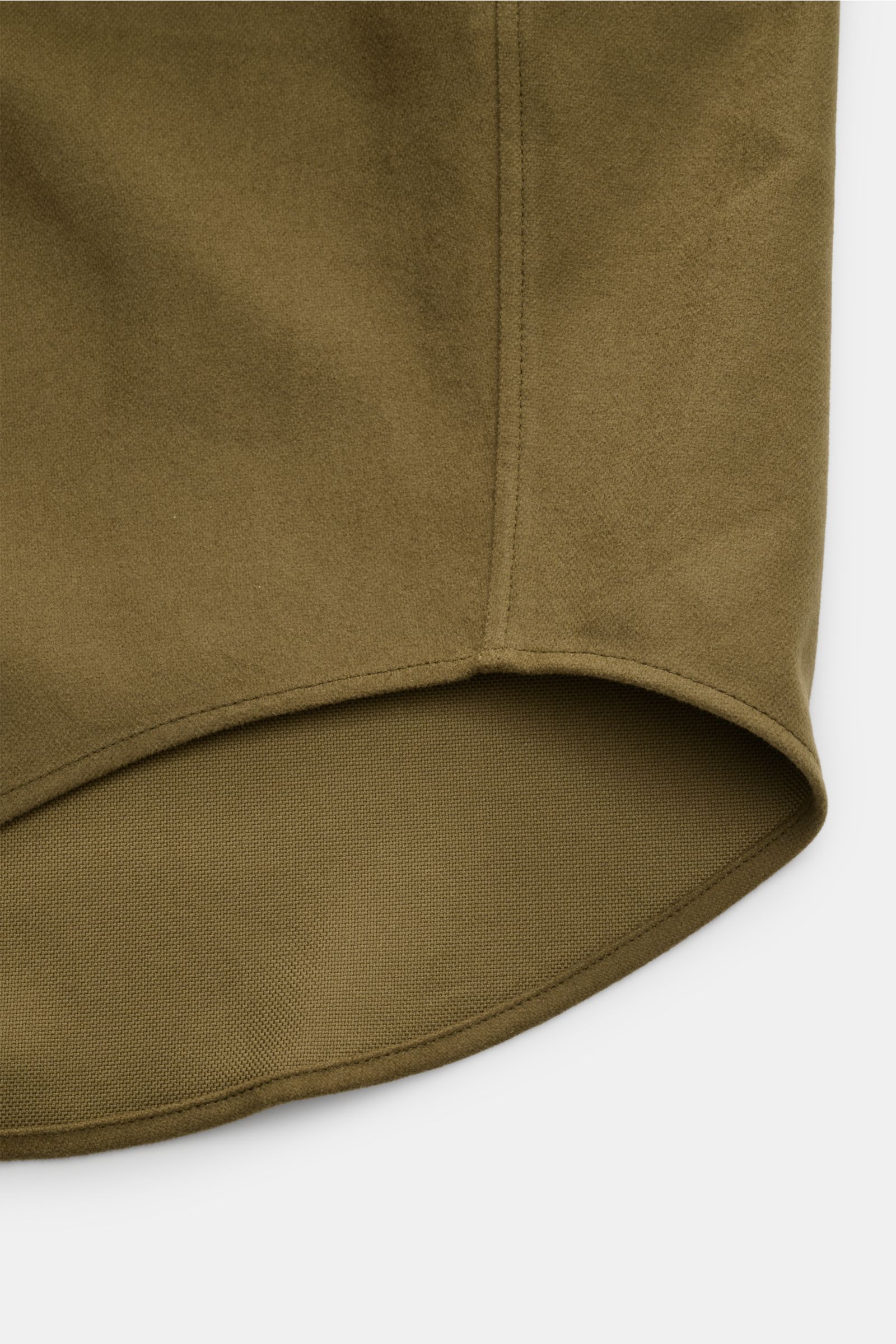 Close-up of the hem of the Ami Paris Casual Hemd Kent-Kragen taupe, photographed from the side showing the rounded, slightly extended back hem.

Stilvoller Klassiker mit Liebe zum Detail: Dieses sportlich-lässige Hemd von AMI PARIS aus reiner Baumwolle