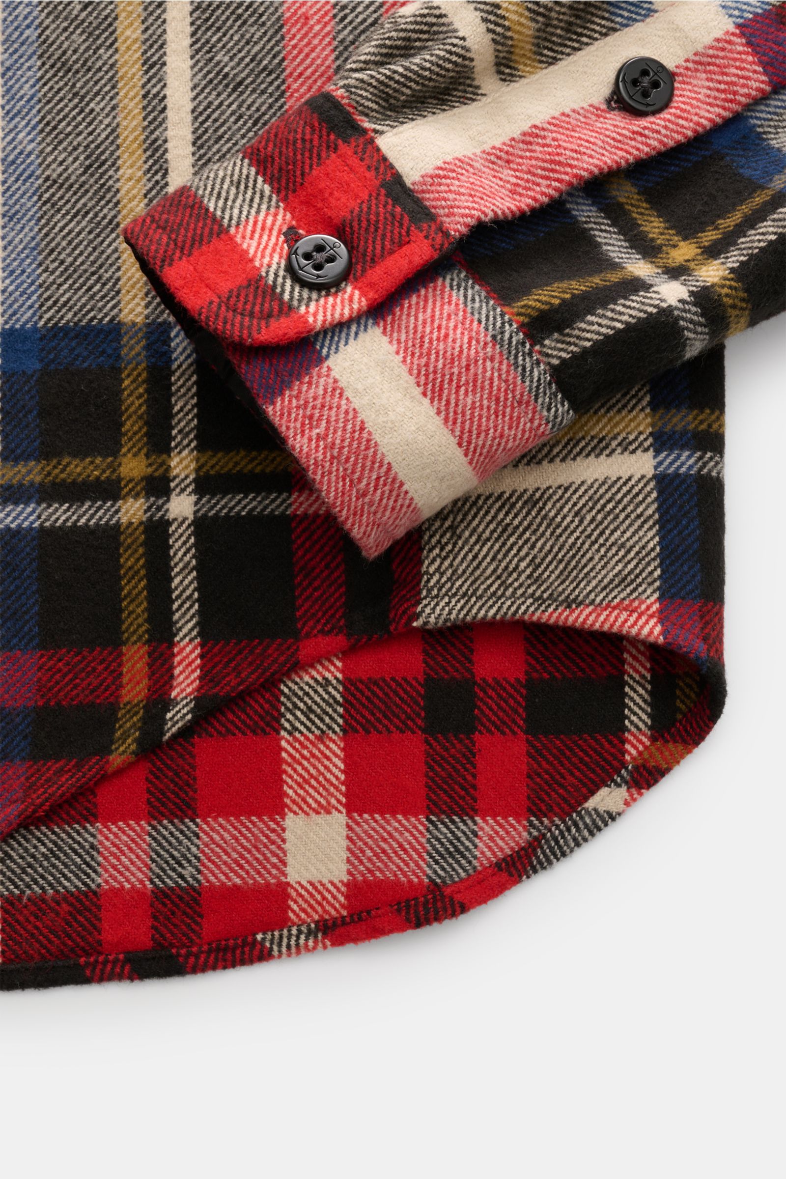 Nahaufnahme des Ärmels und Saumverlaufs vom Polo Ralph Lauren Flanellhemd Kent-Kragen beige/rot/dunkelblau kariert mit Oversized Fit, weicher Baumwolle, klassischem Karomuster, aufgesetzter Knopfleiste und klassischer Sportmanschette.