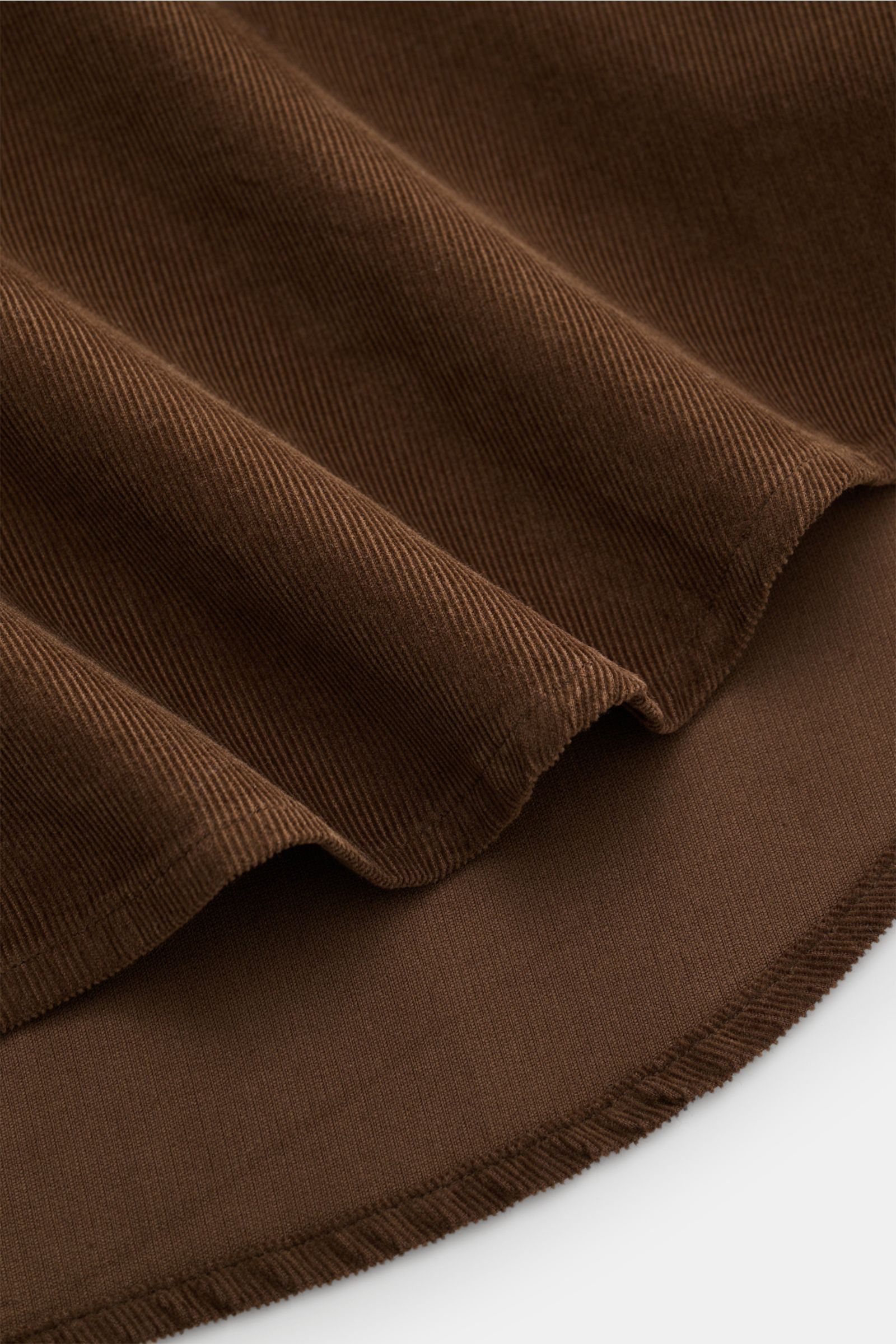 Braunes Polo Ralph Lauren Cord-Hemd Haifisch-Kragen aus feinem Baumwoll-Cord, weicher Griff, gerundeter Saum, Detailaufnahme der Stoffstruktur.