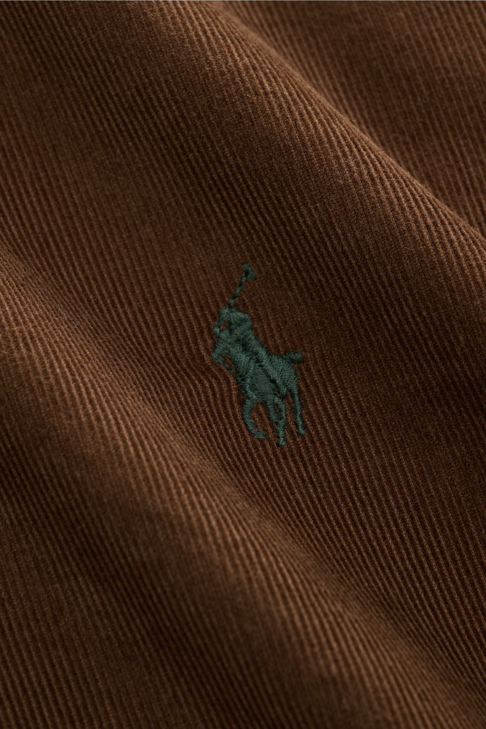 Nahaufnahme des braunen Polo Ralph Lauren Cord-Hemd Haifisch-Kragen mit feinem Baumwoll-Cord, grünem Stick-Logo und weichem Griff.