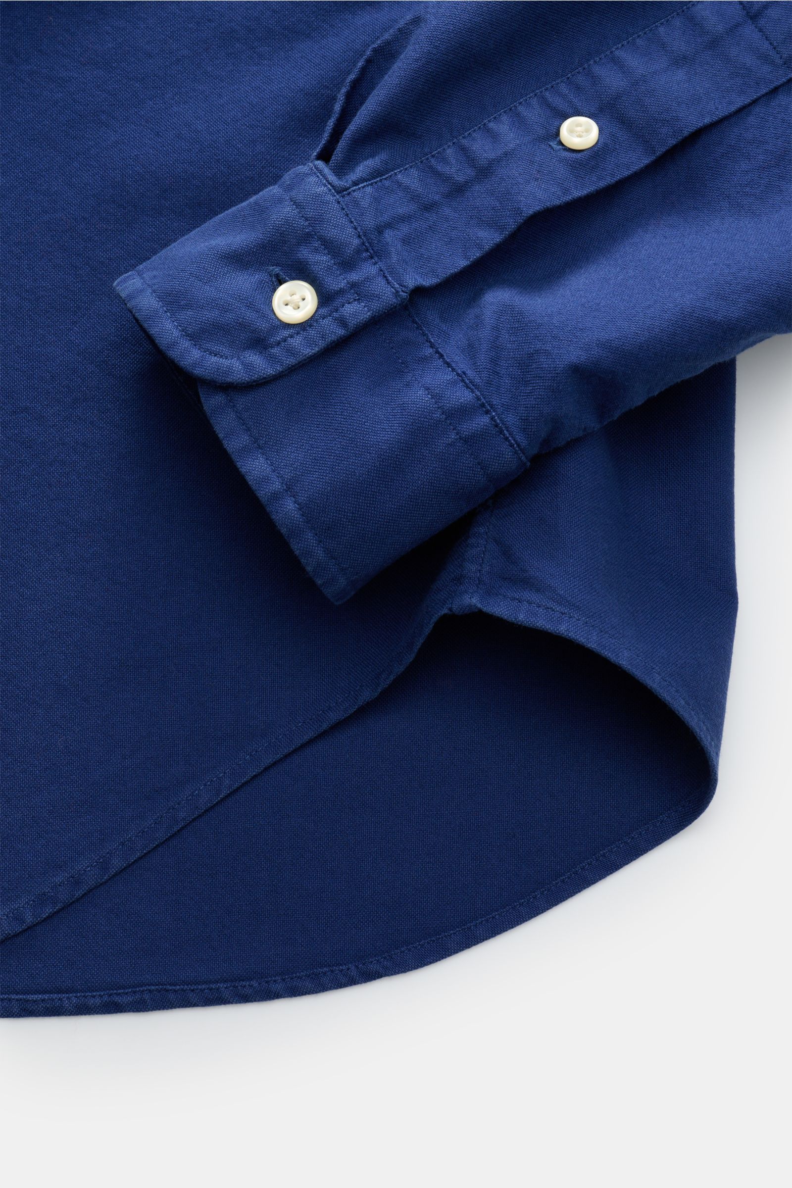 Close-up of the cuff and hem from a top-side perspective of the Polo Ralph Lauren Oxford-Hemd Button-Down-Kragen dunkelblau, showing fine stitching and buttons on dark blue pure cotton fabric. Stilvoller Klassiker mit Liebe zum Detail: Dieses sportlich