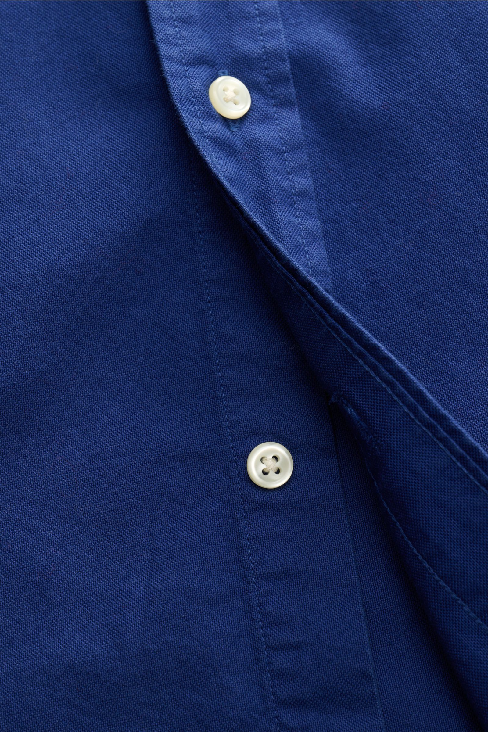 Close-up front view of the Polo Ralph Lauren Oxford-Hemd Button-Down-Kragen dunkelblau, showing button details and textured dark blue cotton fabric. Stilvoller Klassiker mit Liebe zum Detail: Dieses sportliche Hemd von POLO RALPH LAUREN aus reiner Baum