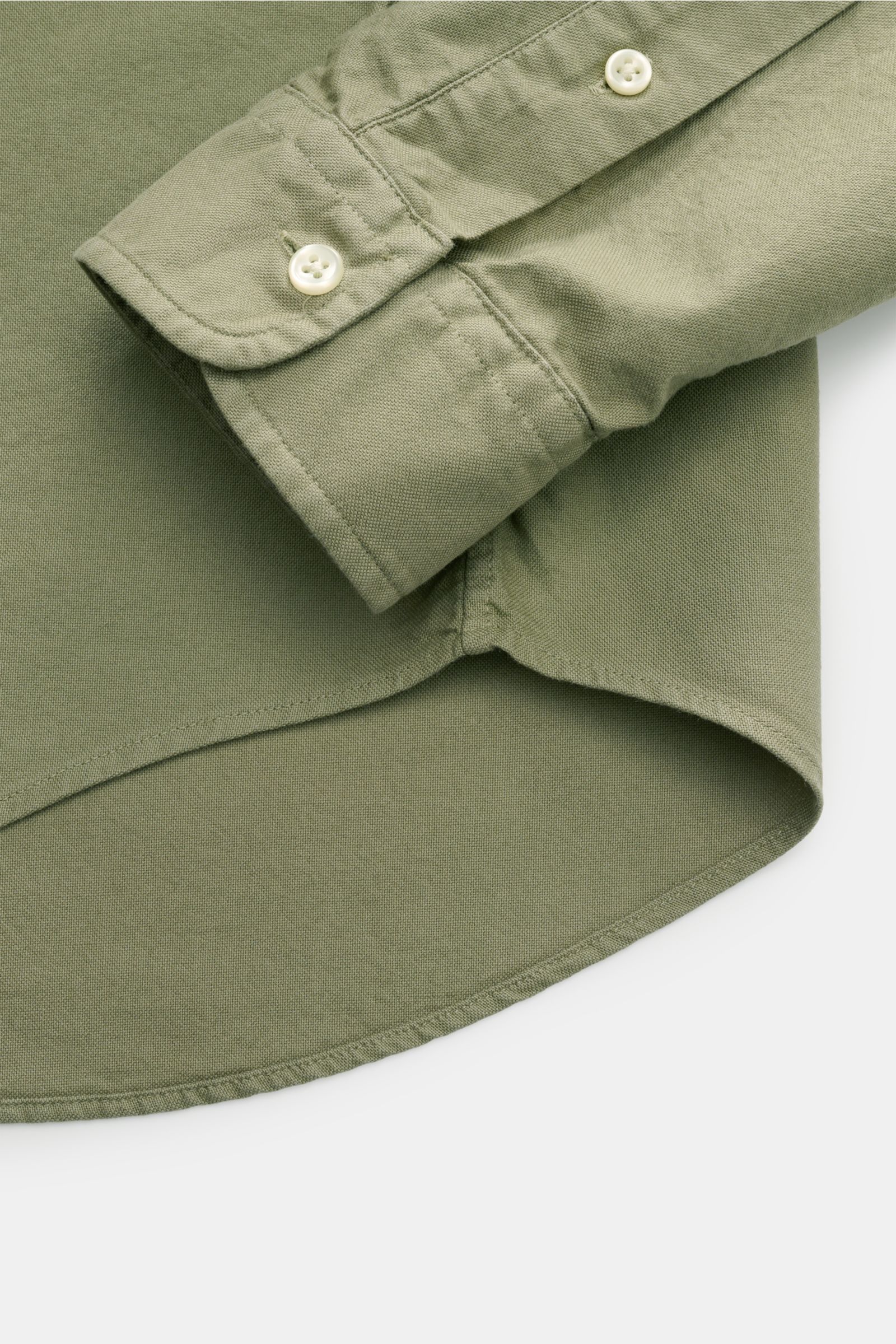 Close-up side view of Polo Ralph Lauren Oxford-Hemd Button-Down-Kragen graugrün showing cuff with buttons and rounded hem, versatile for autumn.

Additional description: Vielseitiger Begleiter für die Herbstsaison: Das POLO RALPH LAUREN Hemd rundet leg