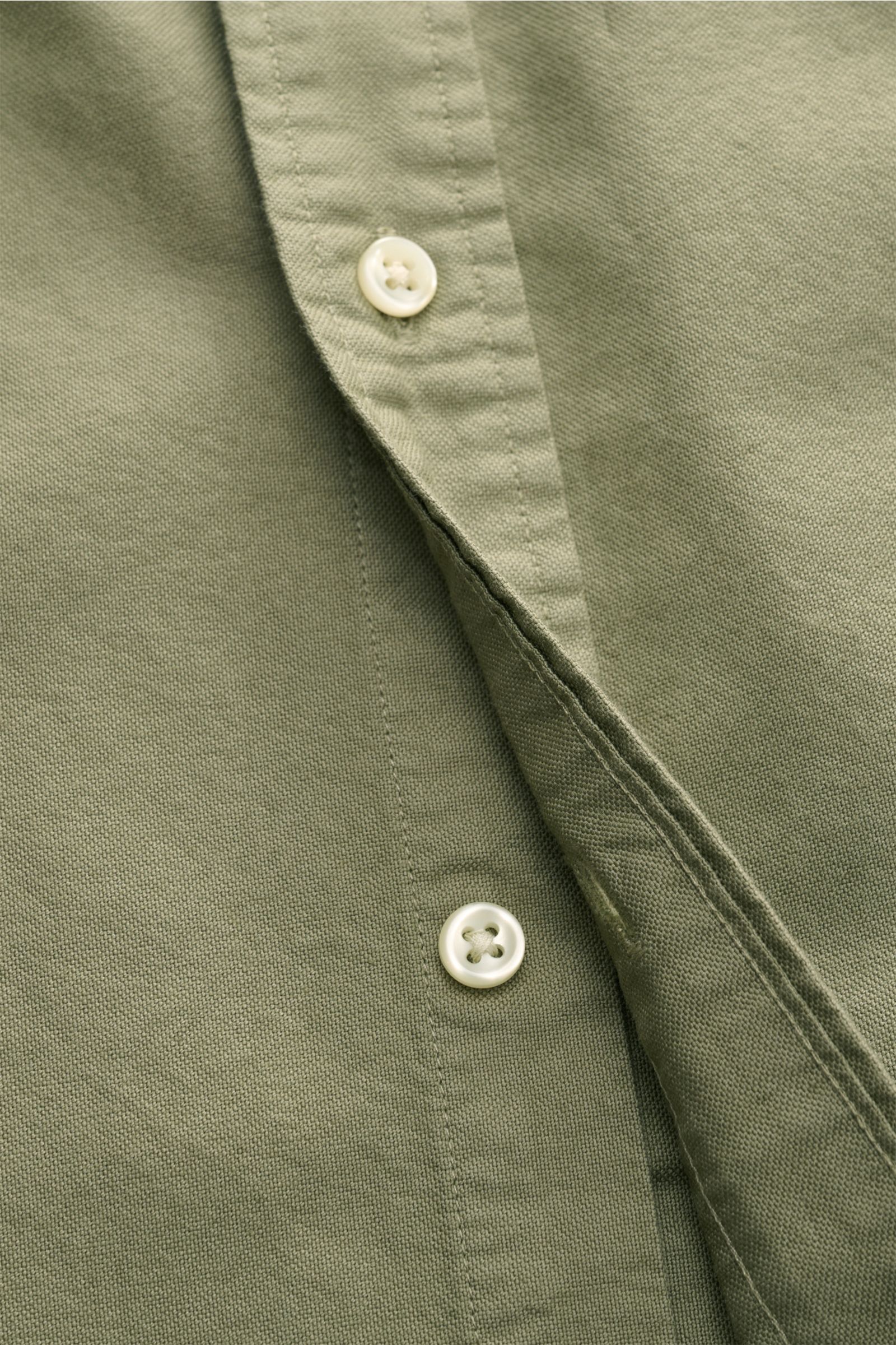 Close-up front view of Polo Ralph Lauren Oxford-Hemd Button-Down-Kragen graugrün, showing button placket and fabric texture, versatile and casual. Vielseitiger Begleiter für die Herbstsaison: Das POLO RALPH LAUREN Hemd rundet legere Looks mit lässiger 