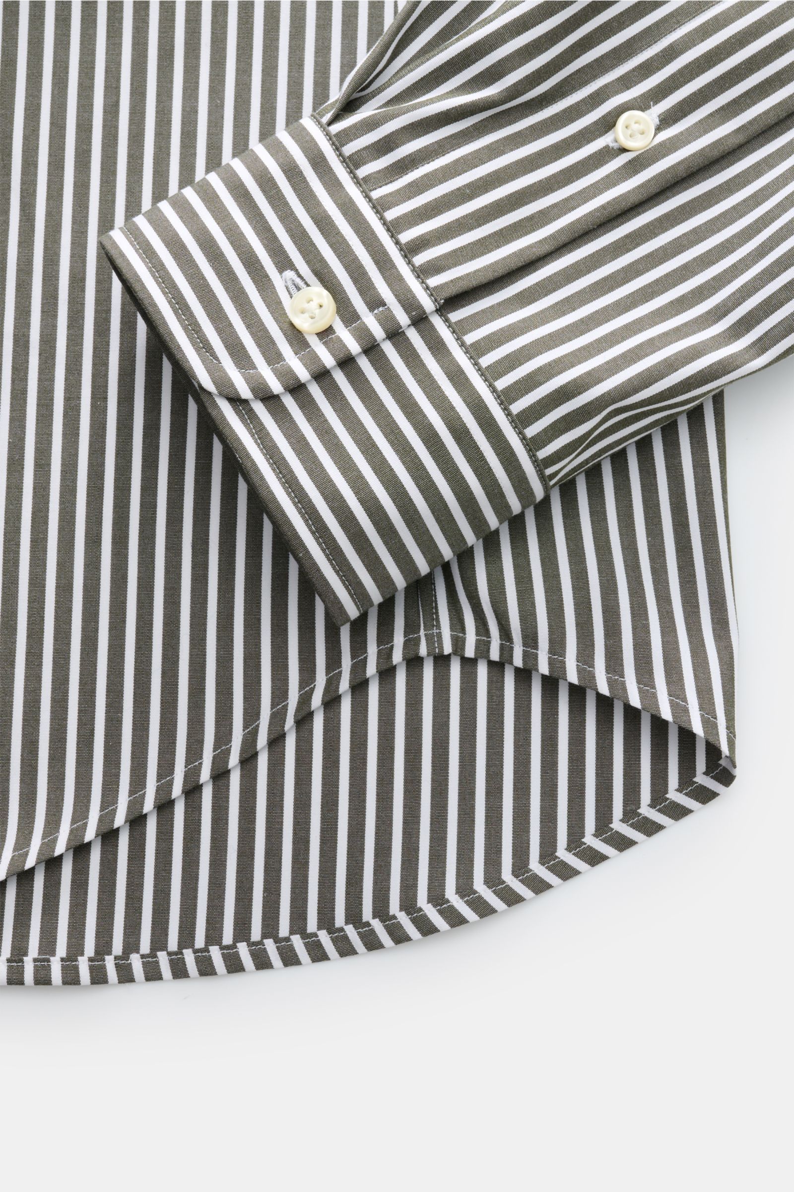 Close-up front view of Polo Ralph Lauren Casual Hemd Button-Down-Kragen dunkelgrün/weiß gestreift showing the cuff and curved hem. Stilvoller Klassiker von POLO RALPH LAUREN: gefertigt aus feinem Baumwoll-Stretch mit Button-Down-Kragen lässt es sich perfe