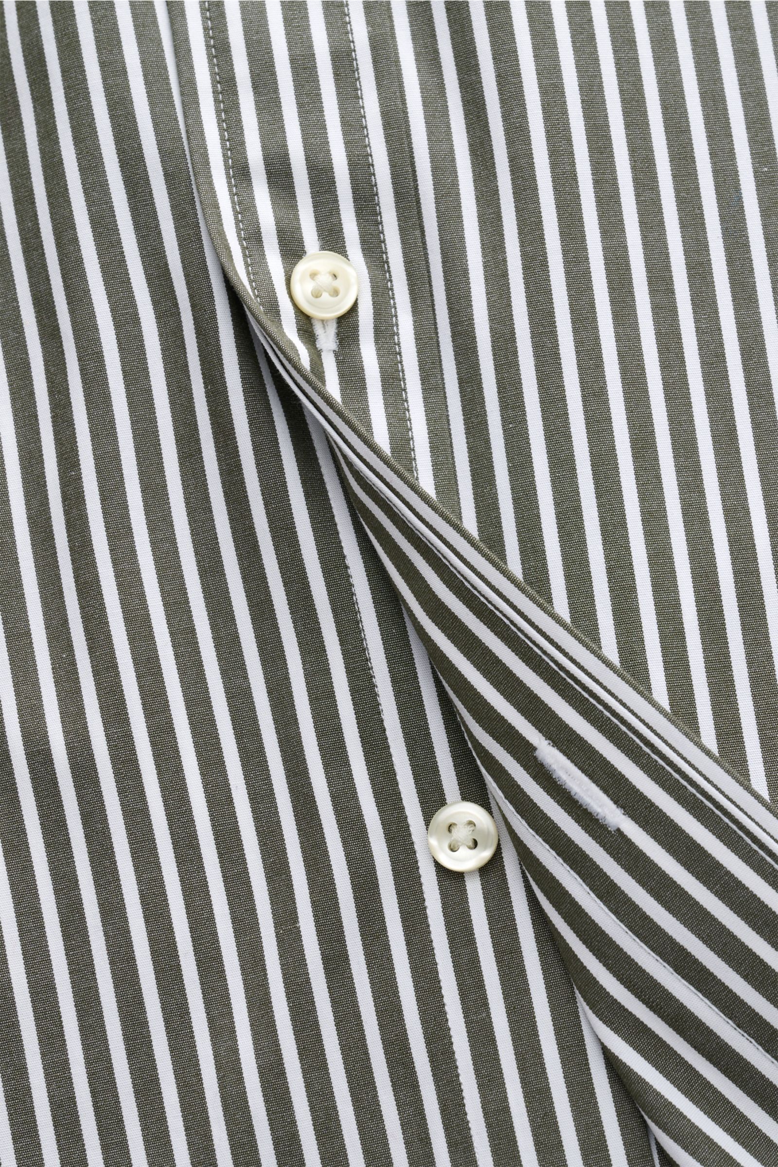 Close-up front view of the Polo Ralph Lauren Casual Hemd Button-Down-Kragen dunkelgrün/weiß gestreift showing fine cotton stretch poplin fabric with white buttons on a dark green and white striped pattern. Stilvoller Klassiker von POLO RALPH LAUREN: ge