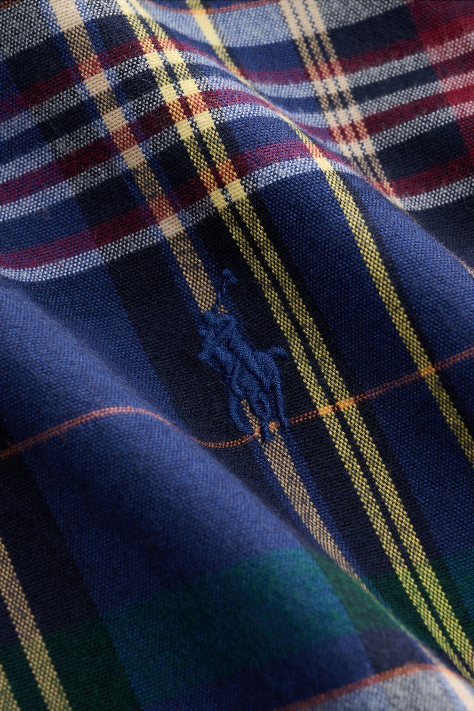 Polo Ralph Lauren Oxford-Hemd Button-Down-Kragen navy/grün/dunkelrot kariert, close-up of fabric texture and stitching from a top angle.

Winterliche Vibes versprüht dieses karierte Hemd von POLO RALPH LAUREN - bestehend aus reiner Baumwolle und mit kl