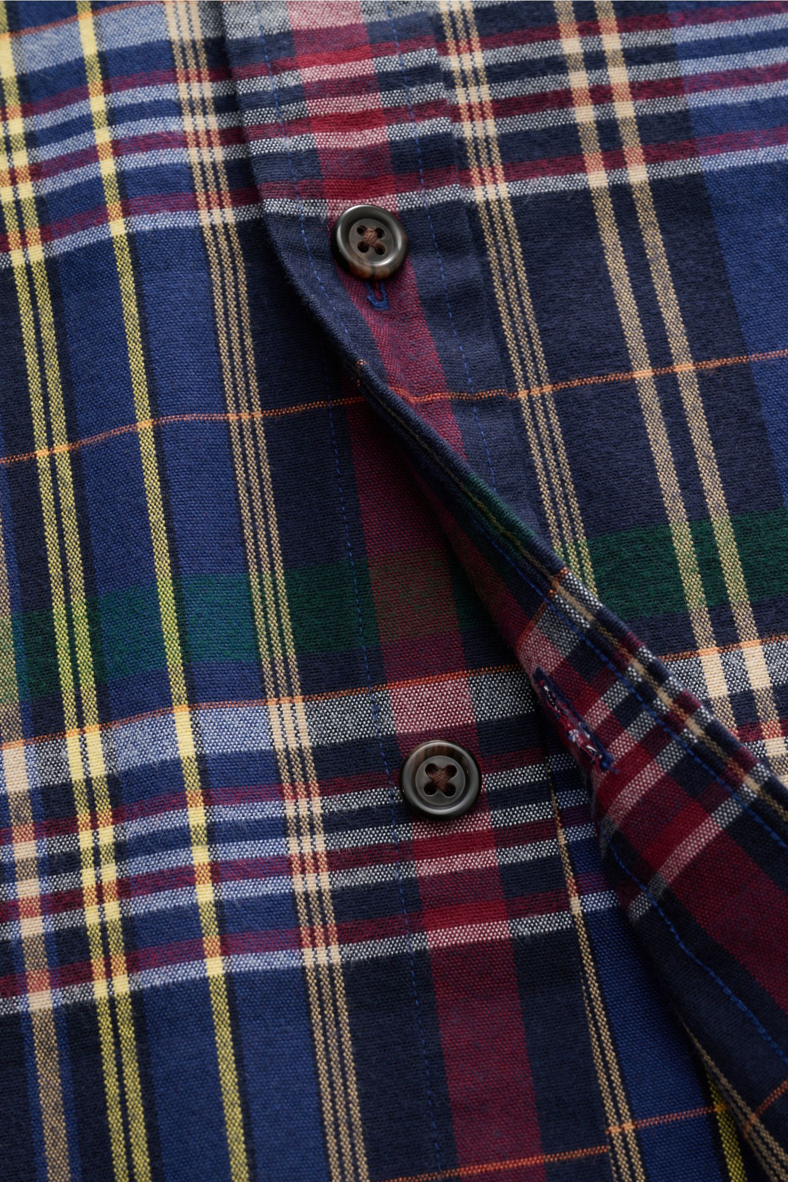 Close-up front view of Polo Ralph Lauren Oxford-Hemd Button-Down-Kragen navy/grün/dunkelrot kariert, showing detailed button and classic plaid pattern. Winterliche Vibes versprüht dieses karierte Hemd von POLO RALPH LAUREN - bestehend aus reiner Baumwo
