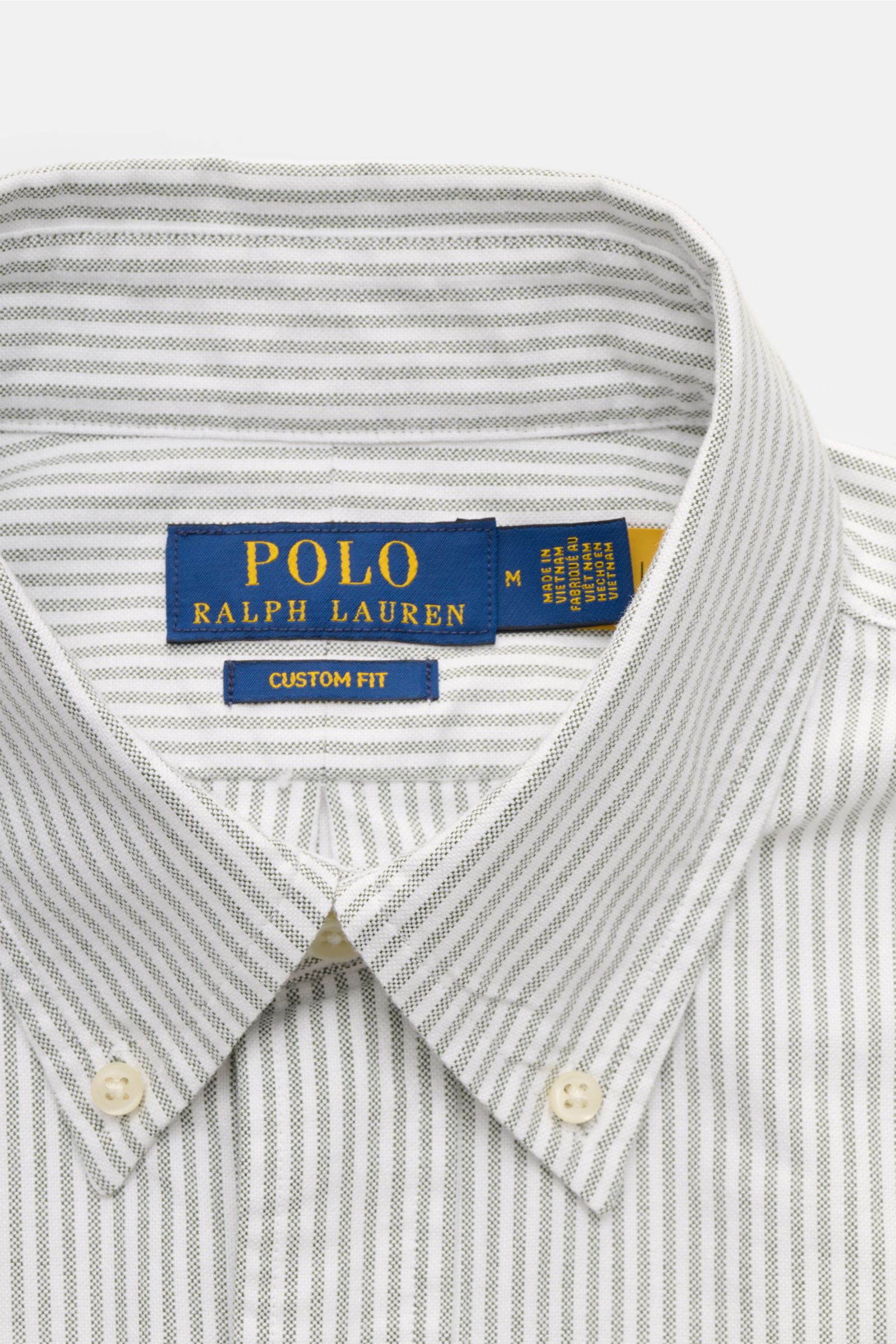 Polo Ralph Lauren Oxford-Hemd Button-Down-Kragen dunkelgrün/weiß gestreift, close-up from above showing the button-down collar with cream buttons and striped cotton fabric. Stilvoller Klassiker mit Liebe zum Detail: Dieses sportliche Hemd von POLO RALPH L