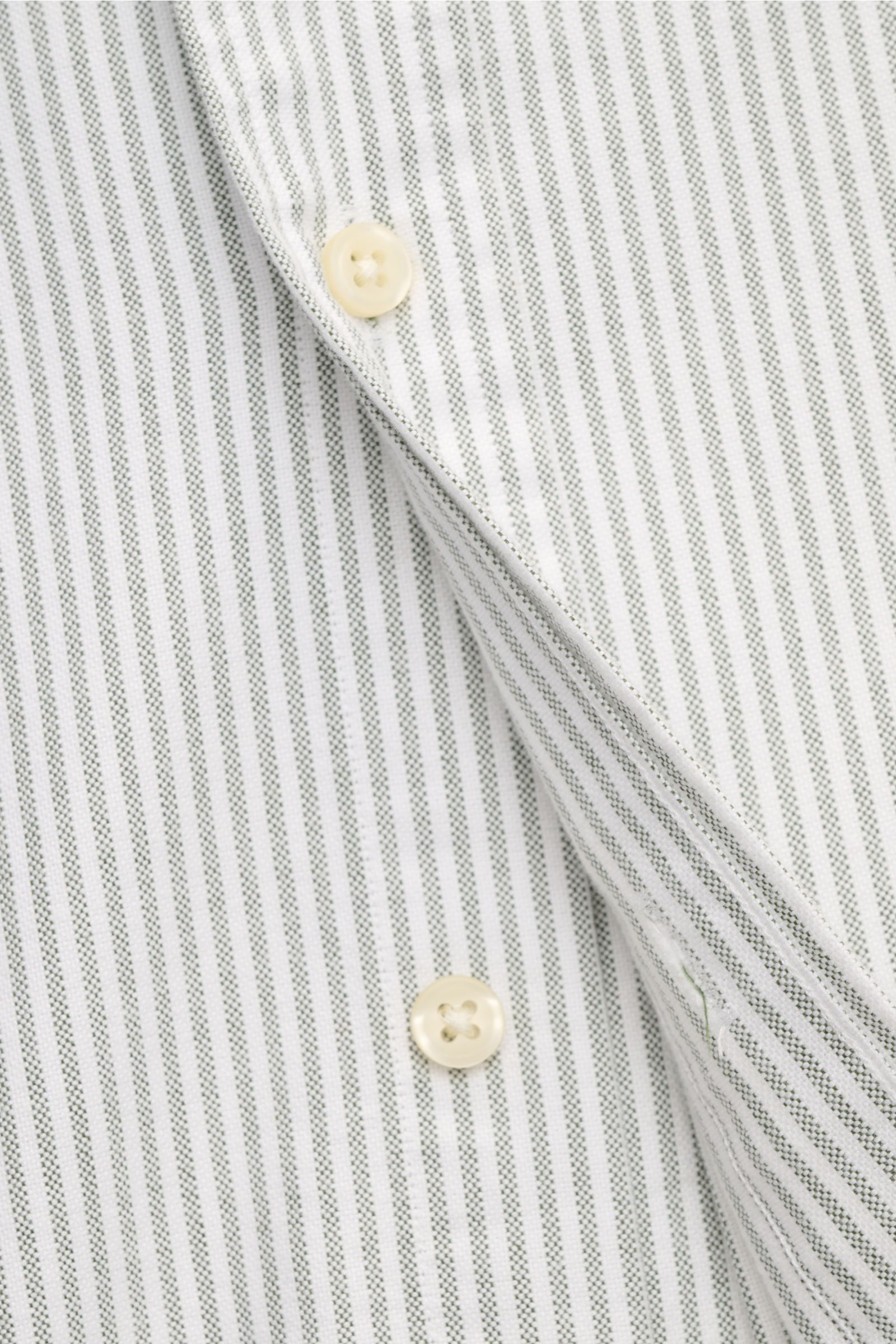 Close-up front view of the Polo Ralph Lauren Oxford-Hemd Button-Down-Kragen dunkelgrün/weiß gestreift, showing fine dark green and white stripes, cream buttons, and detailed stitching. Stilvoller Klassiker mit Liebe zum Detail: Dieses sportliche Hemd v