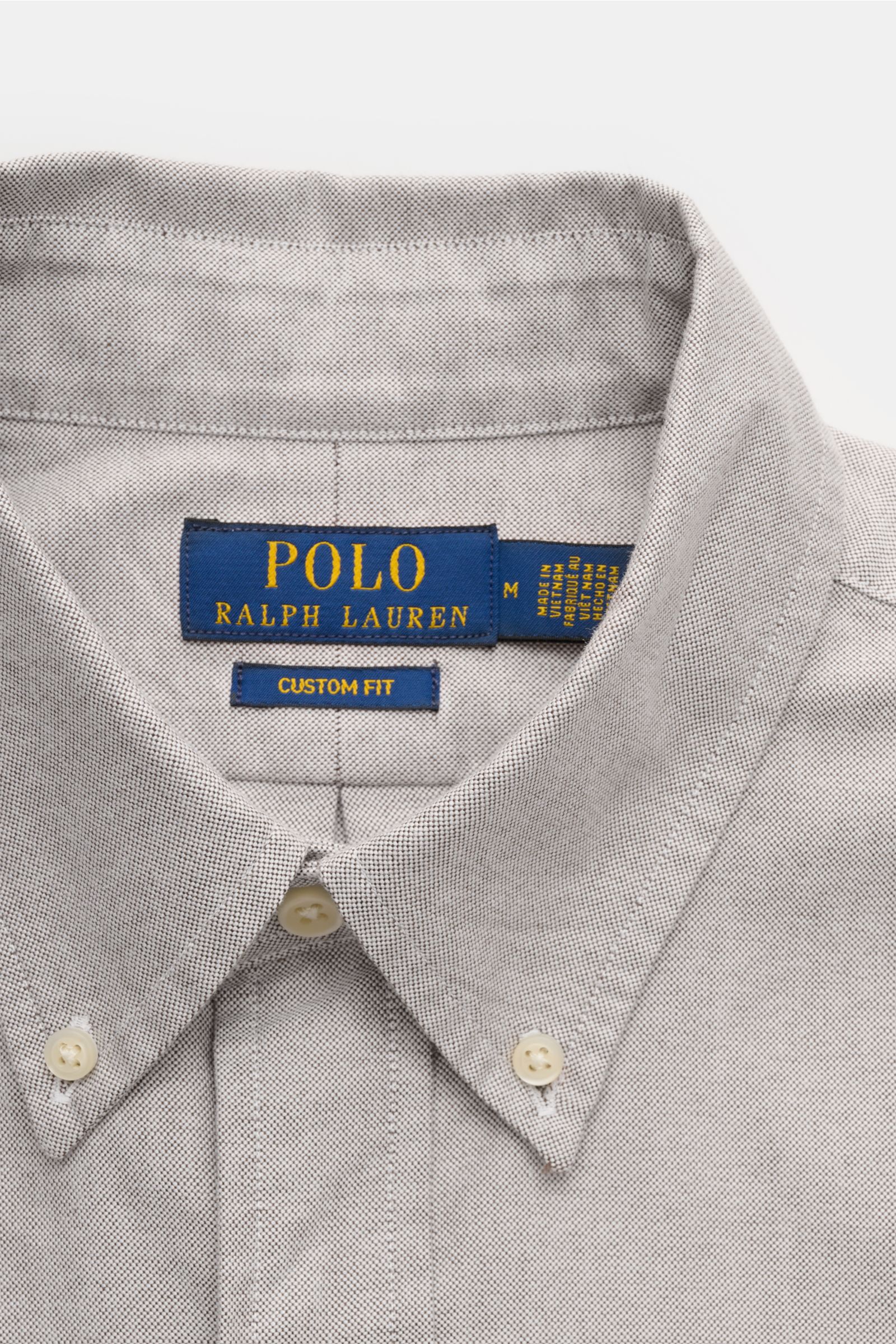 Polo Ralph Lauren Oxford-Hemd Button-Down-Kragen grau, Nahaufnahme von oben, reines Baumwoll-Oxford mit Button-Down-Kragen und feiner Struktur.