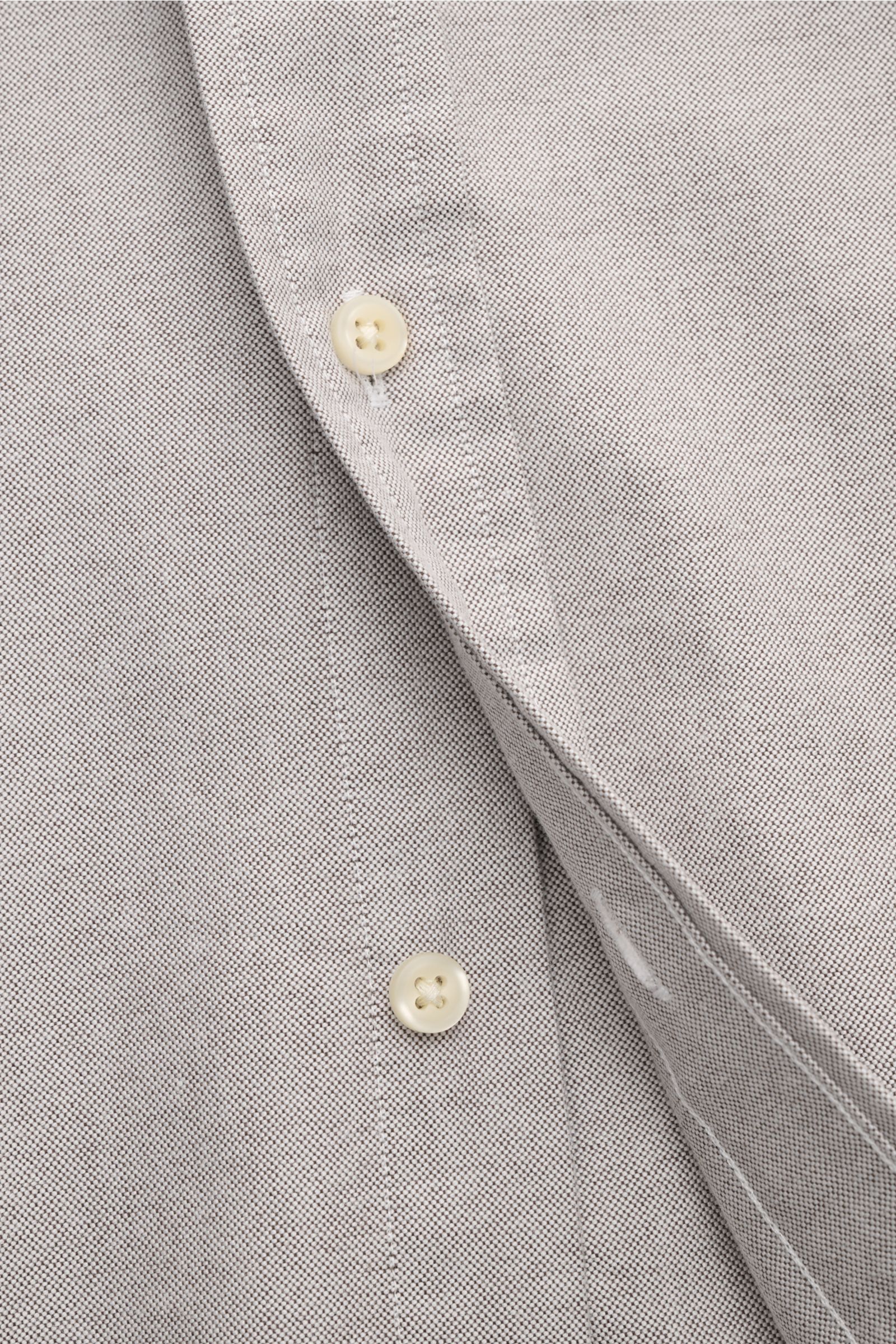 Nahaufnahme des Polo Ralph Lauren Oxford-Hemd Button-Down-Kragen grau, sportliches graues Baumwollhemd mit Knopfleiste, Button-Down-Kragen und feiner Struktur aus leicht strukturierter Oxford-Baumwolle, fotografiert aus schräger Vorderansicht, zeigt detai