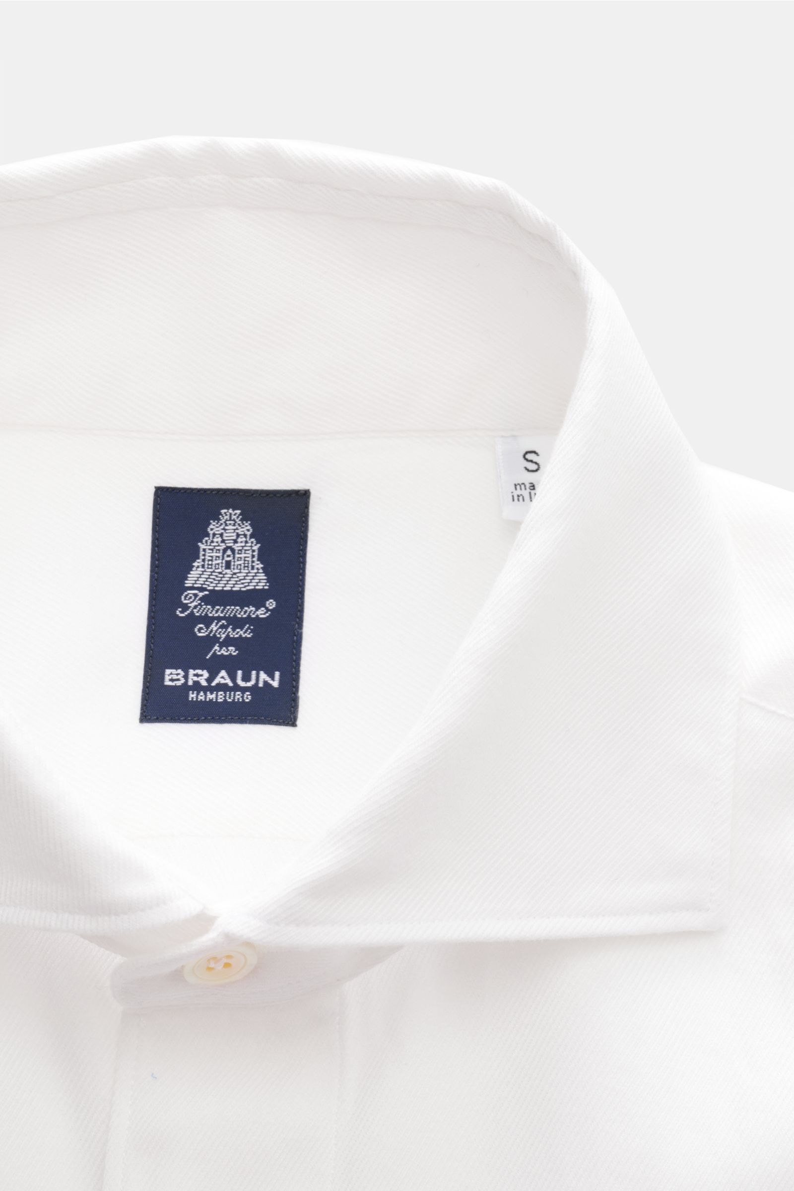 Finamore Flanellhemd 'Edoardo Gaeta' Haifisch-Kragen offwhite, Detailansicht von oben, Flanell aus Baumwolle, softe Haptik, Regular Fit, extralange Ärmel, französische Knopfleiste, klassische Sportmanschette, gerundeter Saumverlauf.