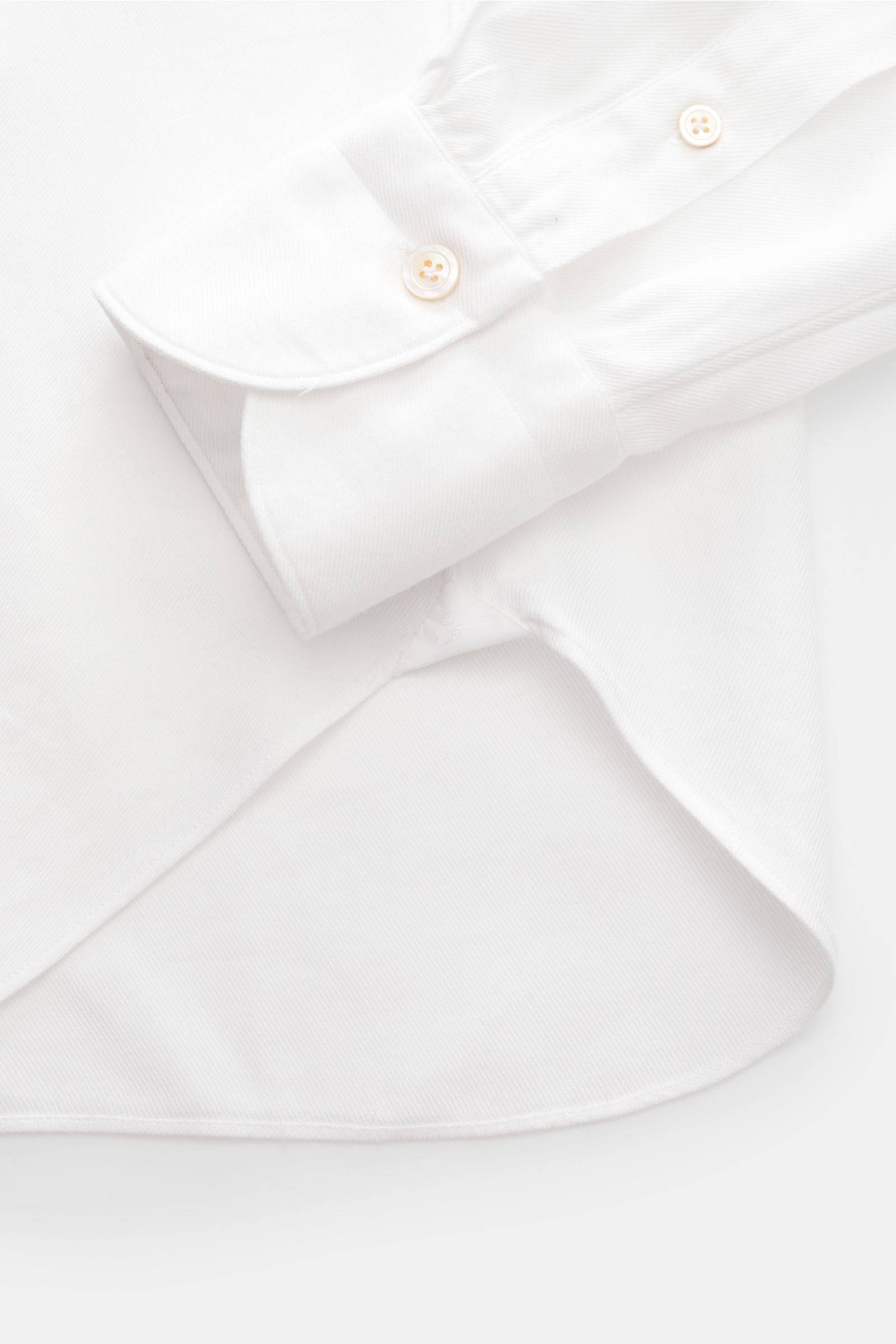 Finamore Flanellhemd 'Edoardo Gaeta' Haifisch-Kragen offwhite, Detailaufnahme von Ärmel und Saum, Baumwoll-Flanell, soft, Regular Fit, extralange Ärmel, französische Knopfleiste, klassische Sportmanschette, gerundeter Saum.