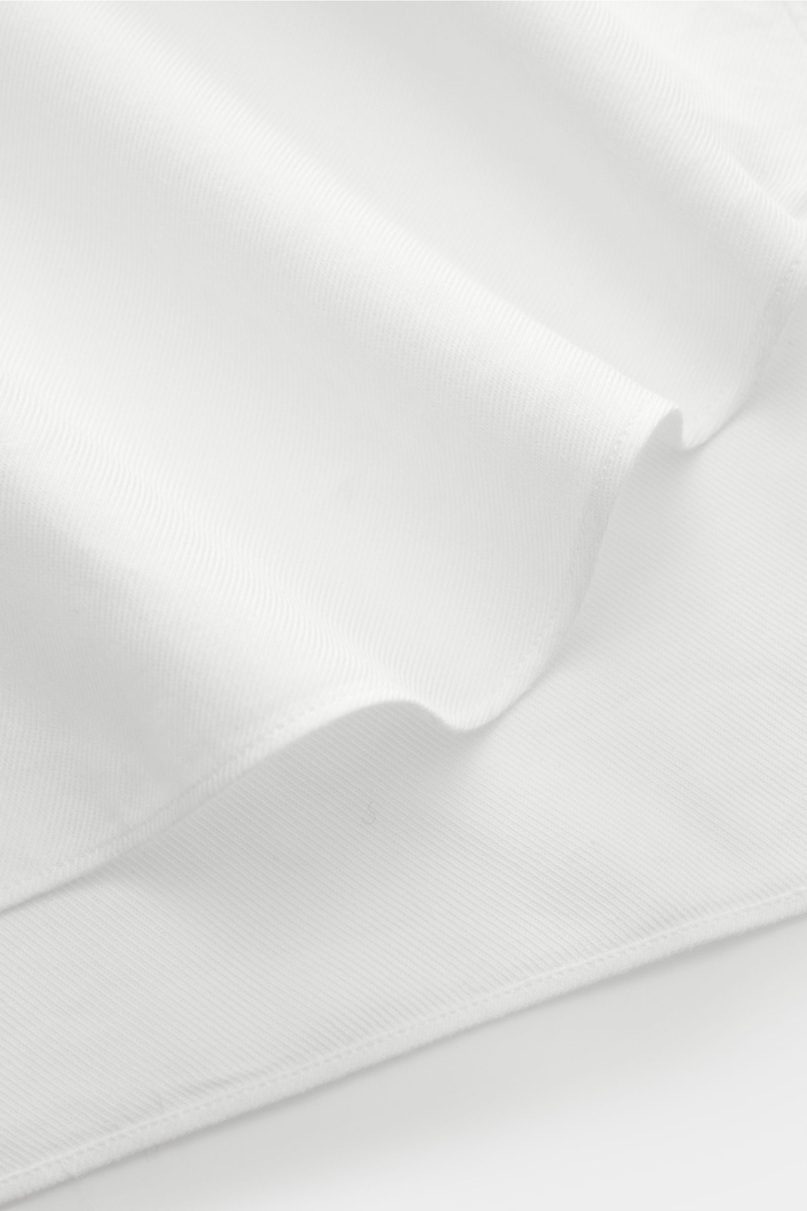 Finamore Flanellhemd 'Edoardo Gaeta' Haifisch-Kragen offwhite, Detailfoto Stoffstruktur, Flanell aus Baumwolle, softe Haptik, Regular Fit, extralange Ärmel, französische Knopfleiste, klassische Sportmanschette, gerundeter Saumverlauf.