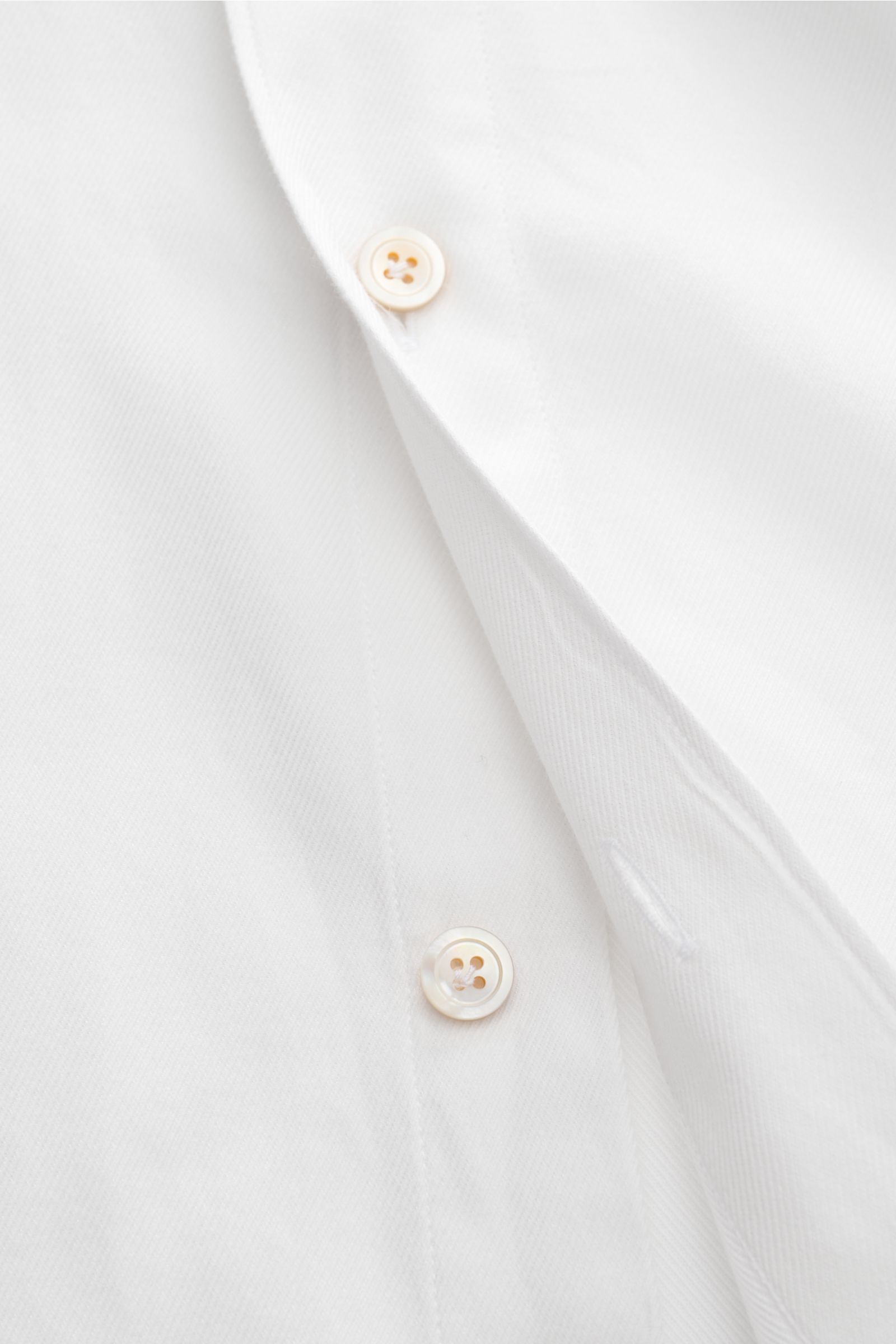 Finamore Flanellhemd 'Edoardo Gaeta' Haifisch-Kragen offwhite, Detailaufnahme von Knopfleiste, Flanell aus Baumwolle, softe Haptik, Regular Fit, extralange Ärmel, französische Knopfleiste, klassische Sportmanschette, gerundeter Saumverlauf.