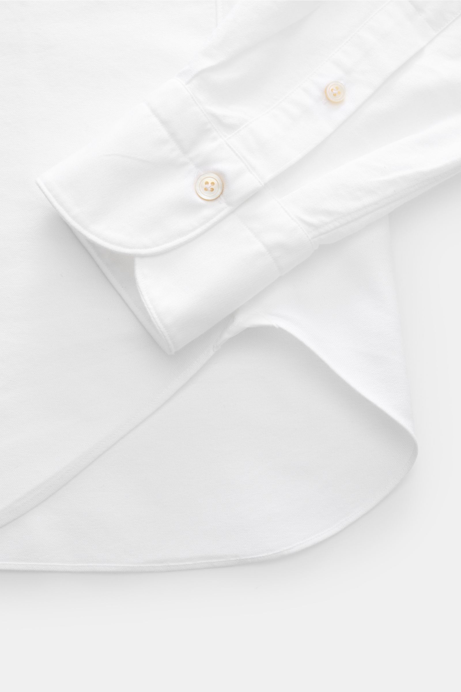 Finamore Oxford Hemd 'Edoardo Gaeta' Haifisch-Kragen weiß, Detailfoto von Ärmel und Saum, Oxford Baumwolle, Regular Fit, extralange Ärmel, französische Knopfleiste, Sportmanschette, gerundeter Saum, leicht griffig.