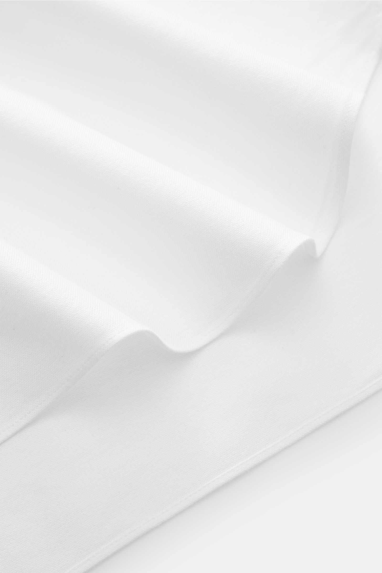 Finamore Oxford Hemd 'Edoardo Gaeta' Haifisch-Kragen weiß, Detailansicht Stoffstruktur, Oxford Baumwolle, leicht griffig, Regular Fit, extralange Ärmel, französische Knopfleiste, klassische Sportmanschette, gerundeter Saumverlauf.
